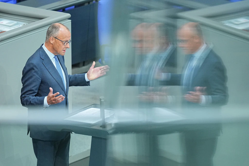Bundeskanzler Friedrich Merz (CDU) spricht im Plenarsaal im Bundestag bei einer Regierungserklärung.