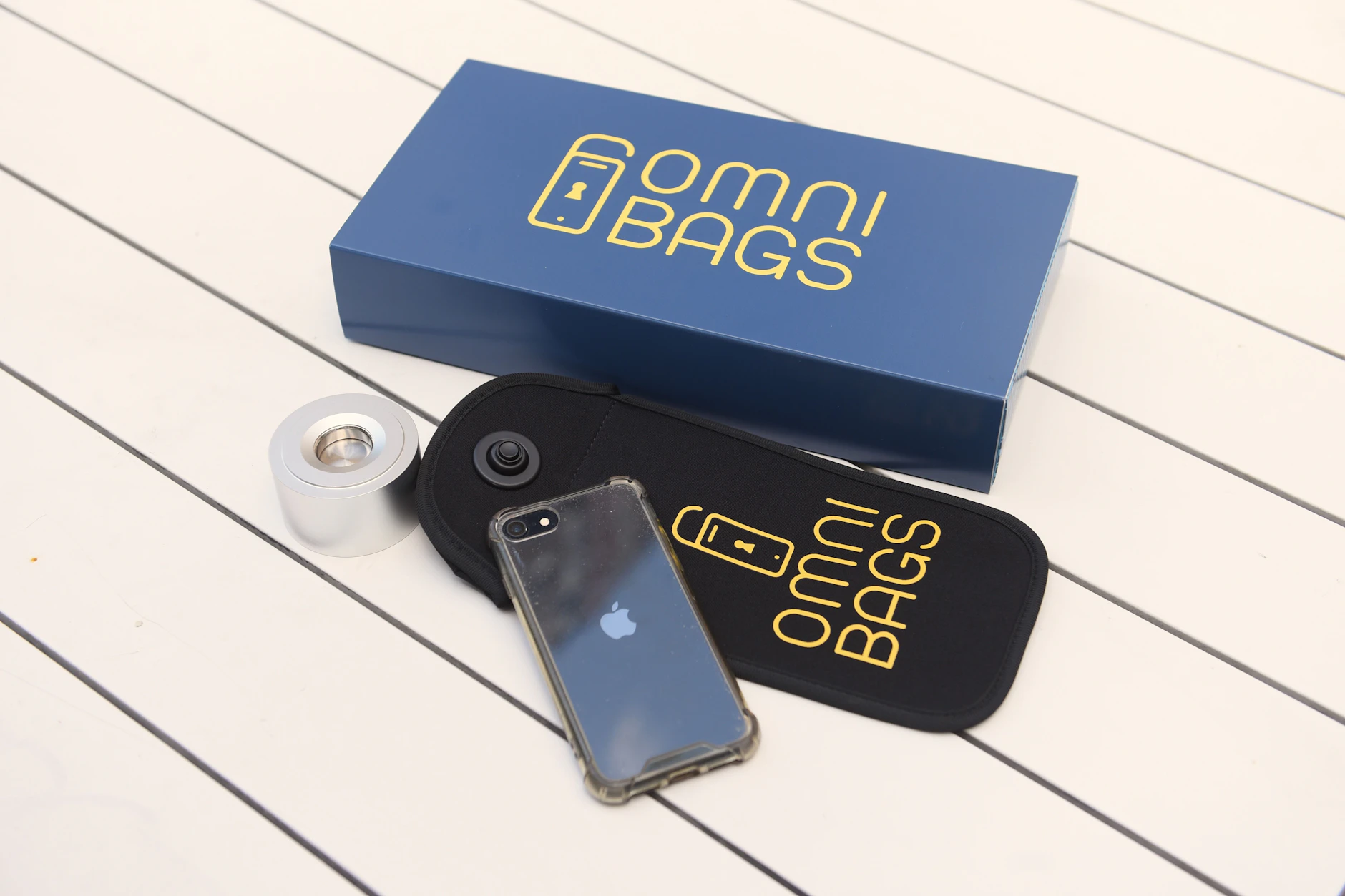 Neben Omni Bags gibt es drei weitere Anbieter, die Handytaschen für den Schulgebrauch auf den Markt bringen. Darunter Locksta, Closd und Smartphonefrei.