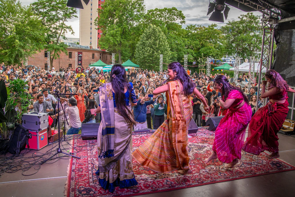 Zwischen Beats, Streetfood und bunten Tanzkreisen kamen zum interkulturellen Sommerfest in der Festung Mark internationale Studierende der Stadt aus aller Welt zusammen.