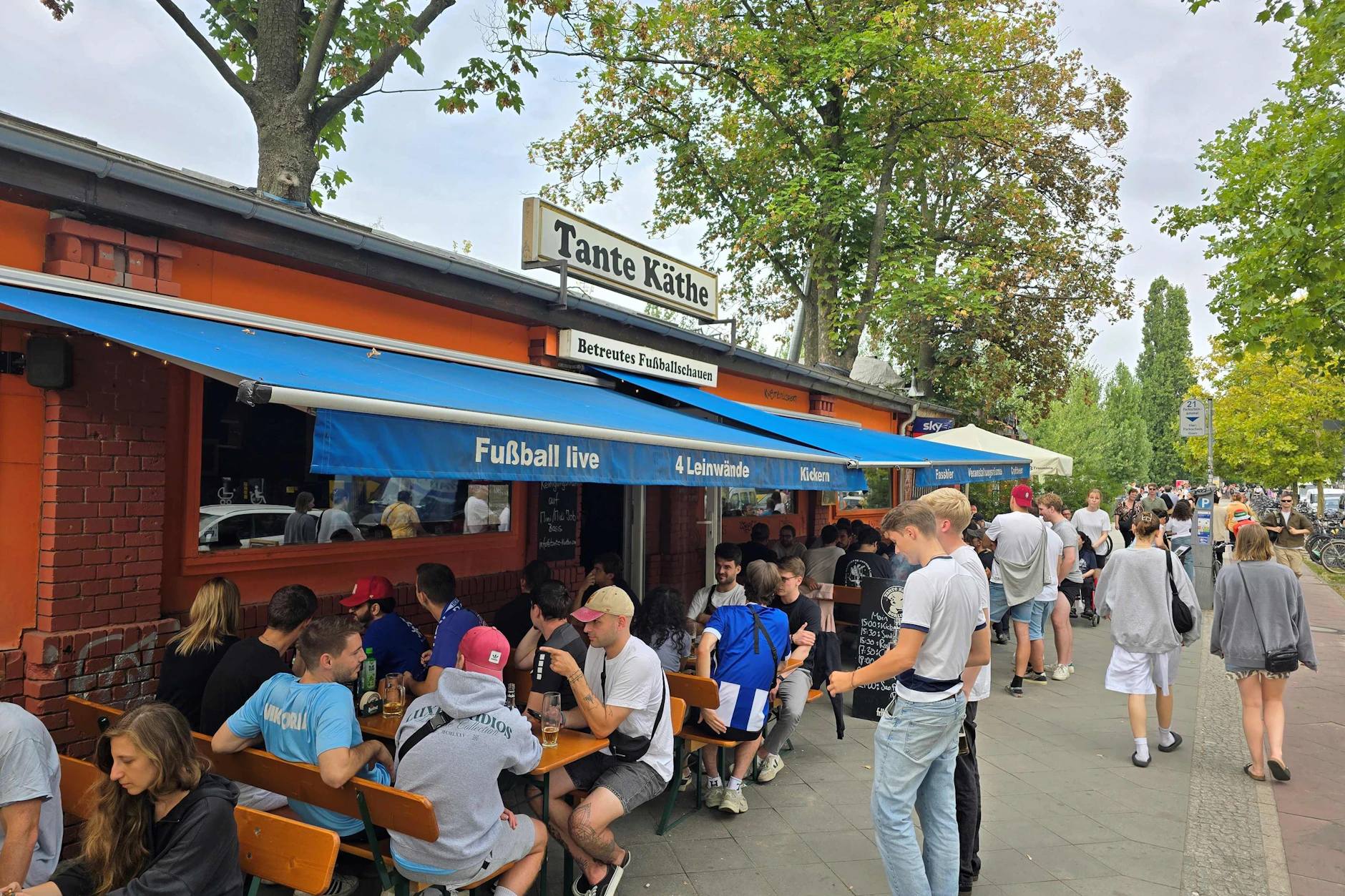 Das Lokal „Tante Käthe“ liegt direkt am Mauerpark.