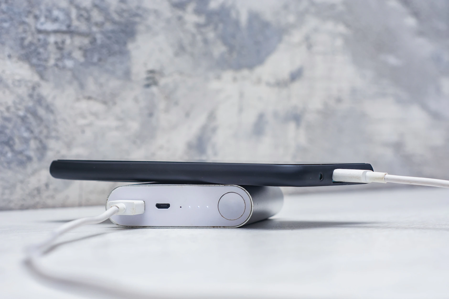 Die Powerbank fürs Handy gehört ins Handgepäck.