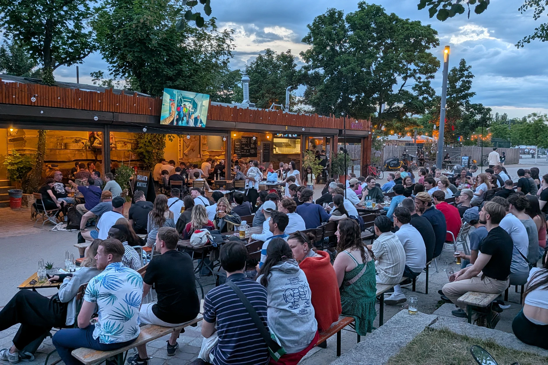 Im Mauersegler wird Biergarten-Atmosphäre mit Fußball verbunden.