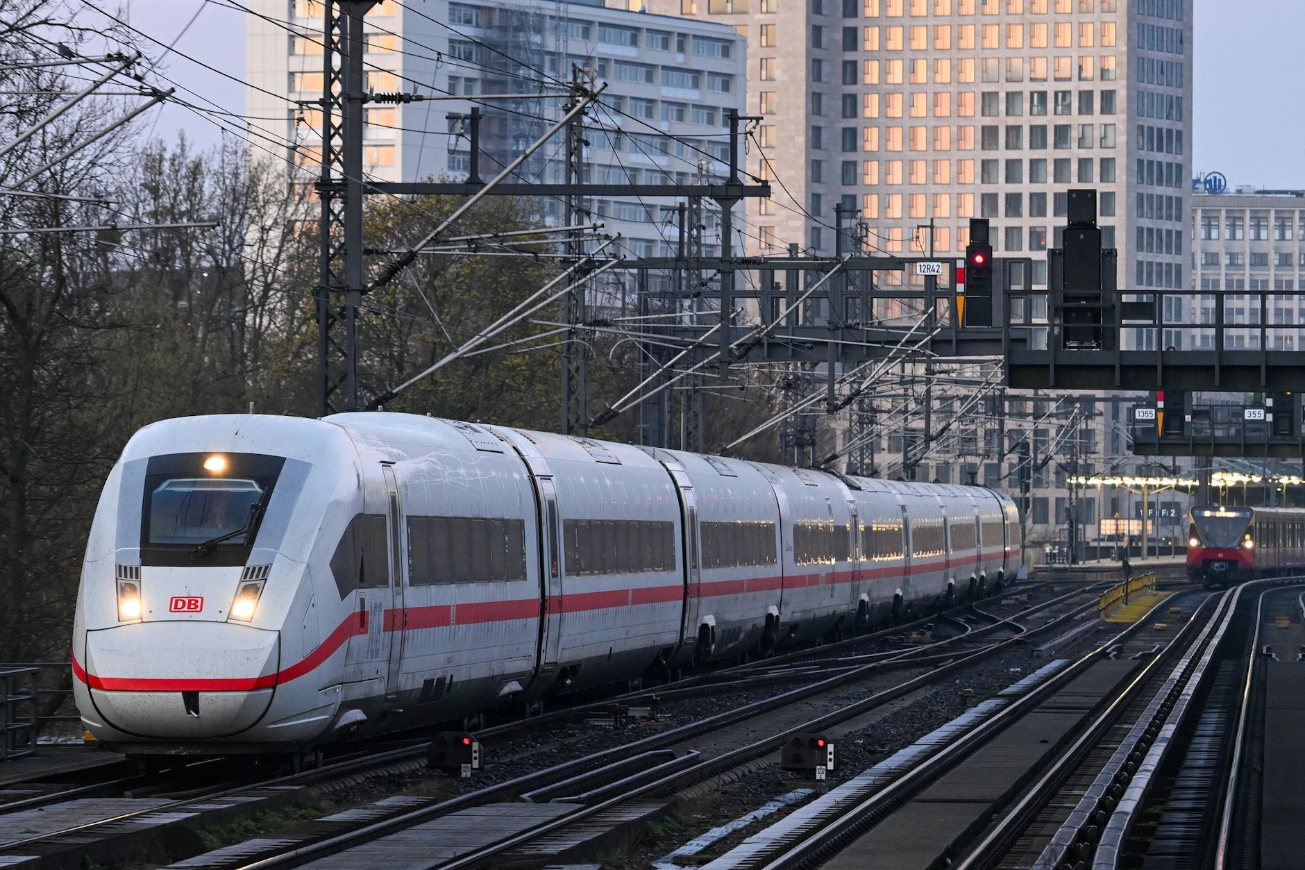 Zwischen Berlin-Charlottenburg und Ostbahnhof fahren während der Bauarbeiten auf der Stadtbahn keine Fernzüge.