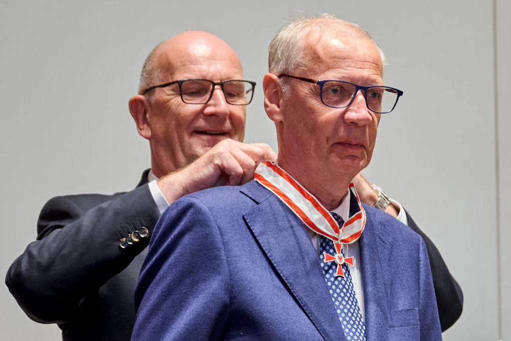 Dietmar Woidke (l, SPD), Ministerpräsident Brandenburgs, verleiht Günther Jauch in Potsdam den Landesverdienstorden.