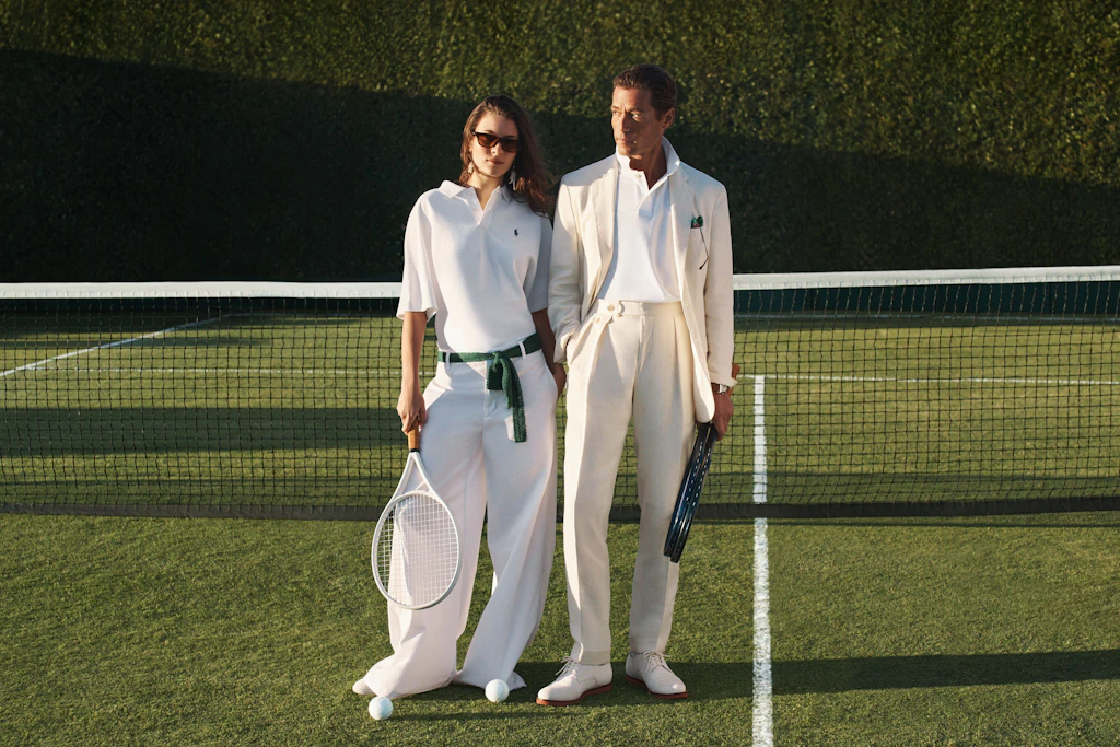 In helle Farben und edle Stoffe gehüllt: Nicht umsonst beeinflusst Tennis längst die Mode über den Court hinaus.