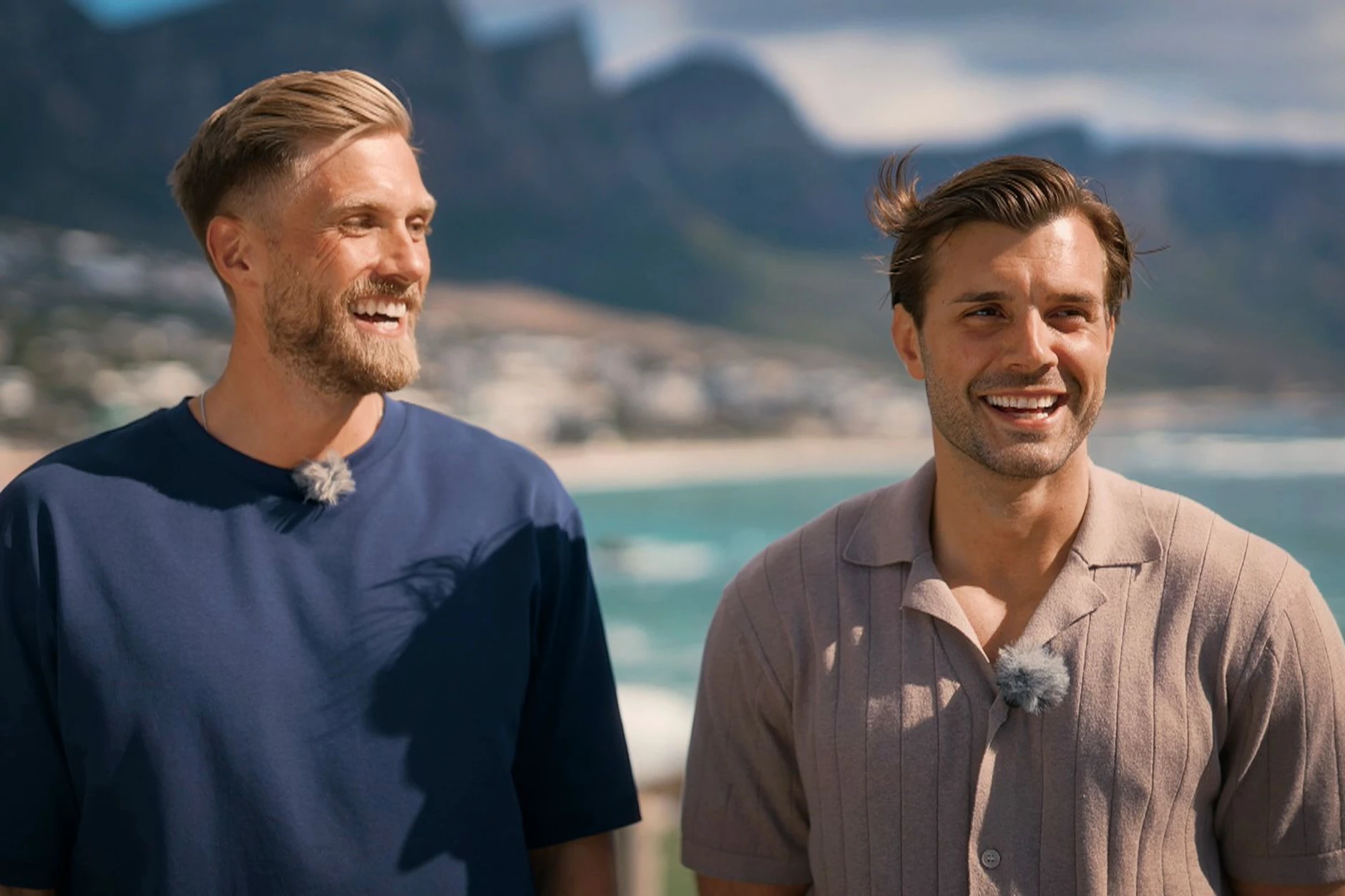 Sebastian (links) und Tim (rechts) verteilen in diesem Jahr als Bachelors die Rosen.
