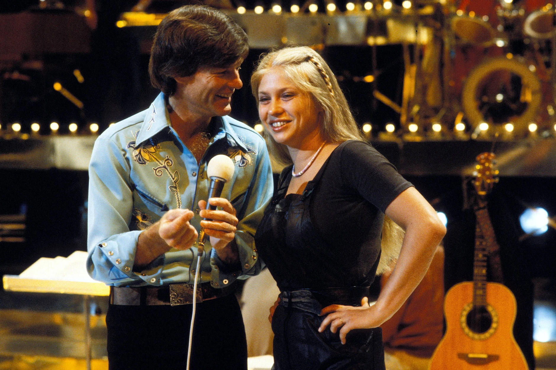 Sänger Dean Reed (USA) singt mit Elke Martens aus der DDR in der Dean-Reed-Show.