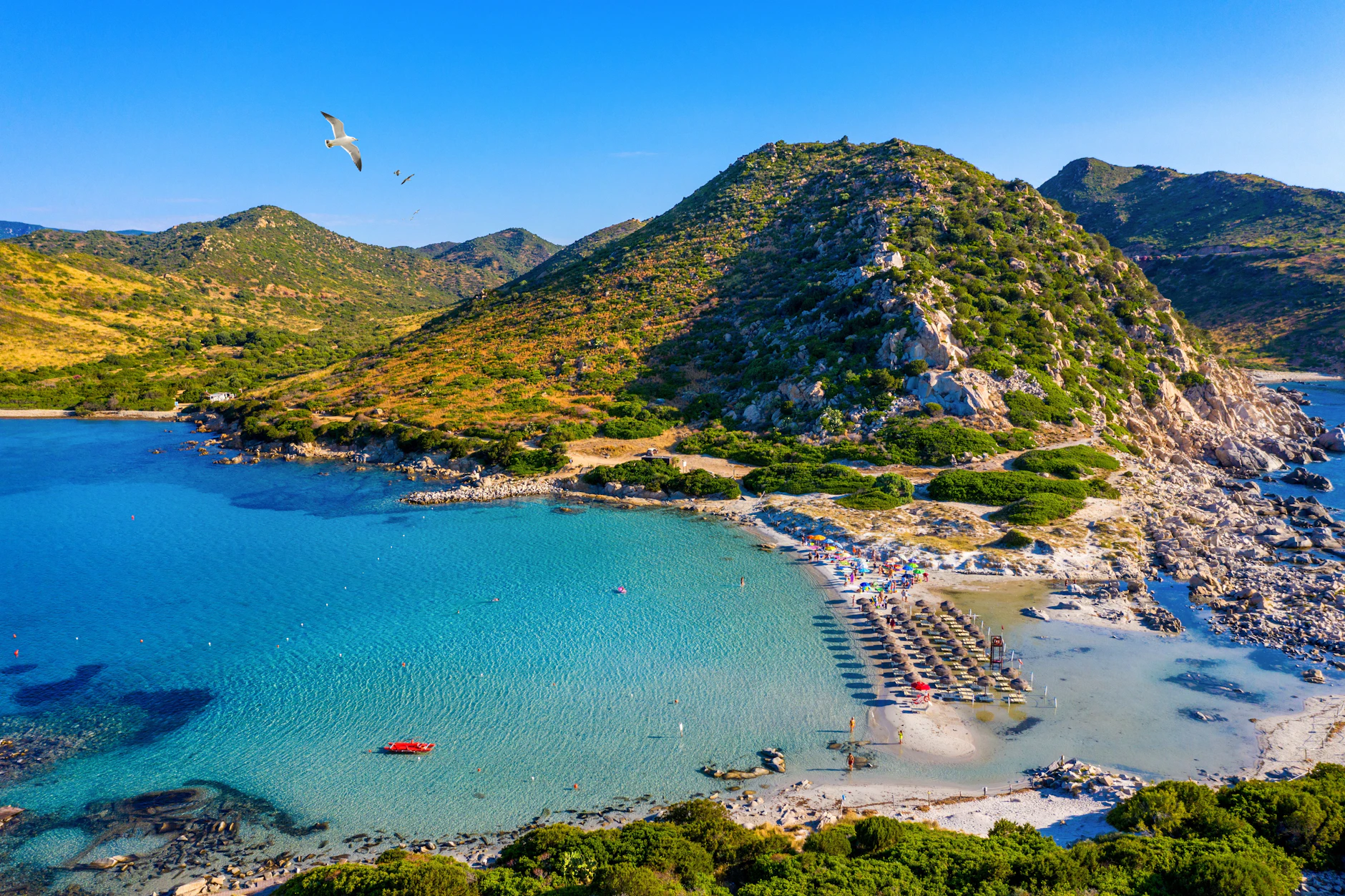 Eine Aufnahme von 2021 des malerisch gelegenen Strand Punta Molentis auf der italienischen Insel Sardinien. Man erahnt, wie empfindlich die Natur hier ist.