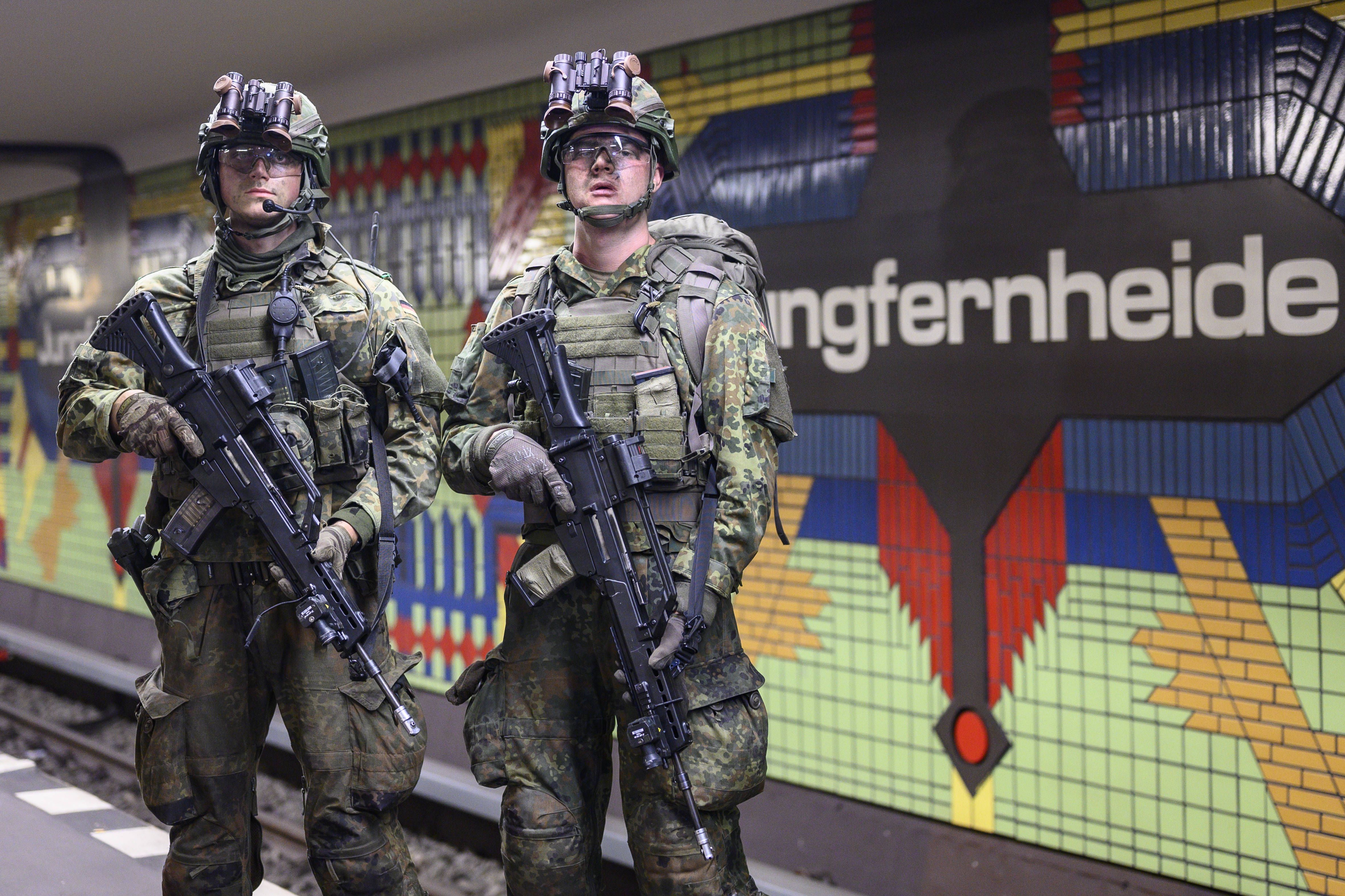 Mitten in Berlin: Bundeswehr im Klassenzimmer, Häuserkampf im U-Bahn-Tunnel