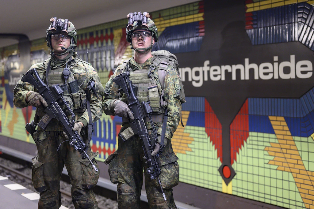 Zwei Bundeswehrsoldaten bei einer Übung in der Berliner U-Bahn
