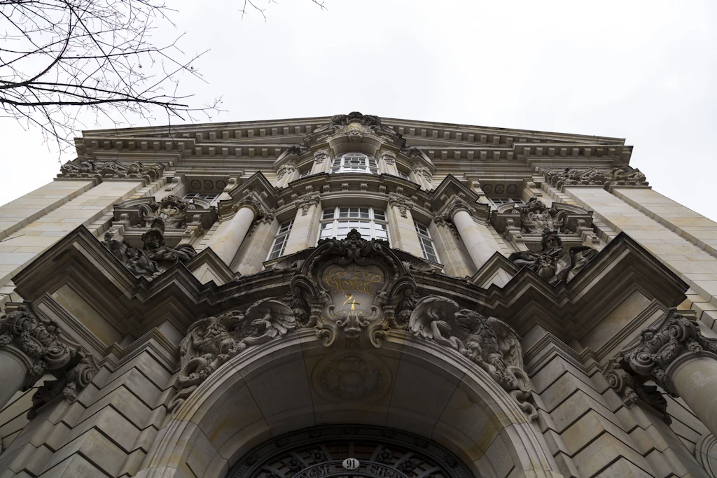 Der Eingang zum Gerichtsgebäude des Landgerichts in Berlin-Moabit