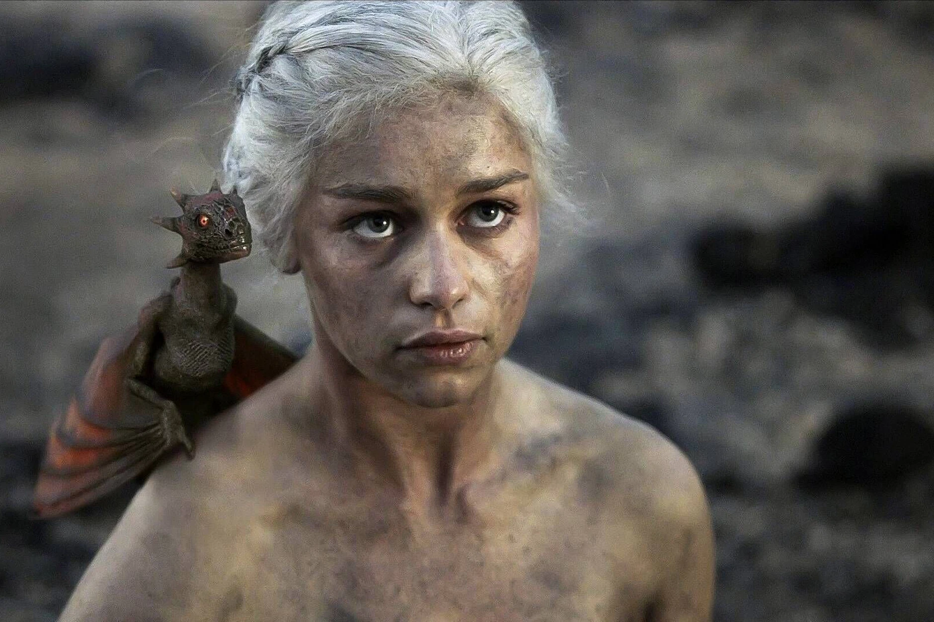 Emilia Clarke als Daenerys Targaryen in “Game Of Thrones“. Mit „Drakaris“ gibt sie ihren Drachen den Befehl, Feuer zu speien.