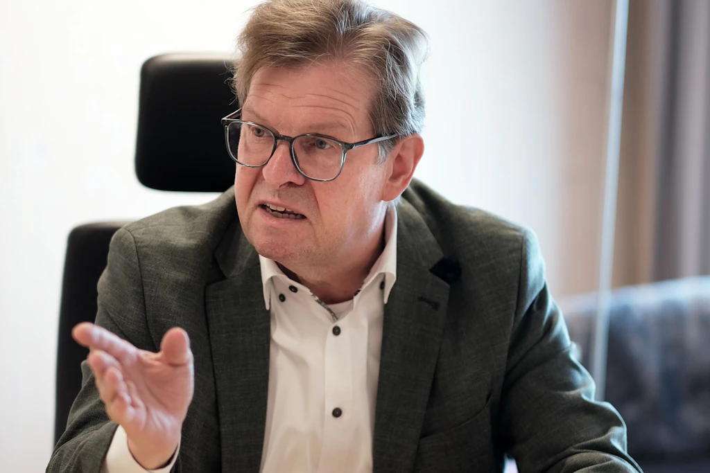 Ralf Stegner im Gespräch mit der Berliner Zeitung: „Diejenigen, die sagen ‚ich will denen da oben mal einen mitgeben‘, geben am Ende sich selbst einen mit.“