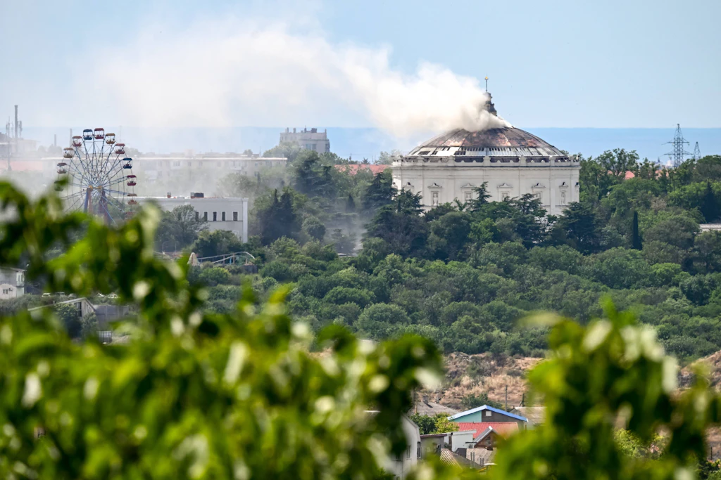 Rauch über dem Panorama-Museum in Sewastopol. Nach russischen Angaben wurde das Gebäude bei einem ukrainischen Drohnenangriff beschädigt.