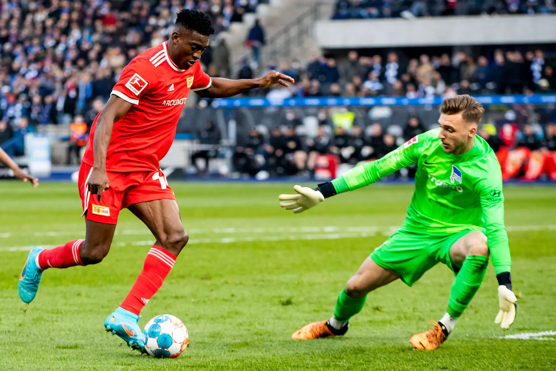 Marcel Lotka stand beim Derby gegen den 1. FC Union im April 2022 im Tor. Hier pariert er einen Schuss von Taiwo Awoniyi.