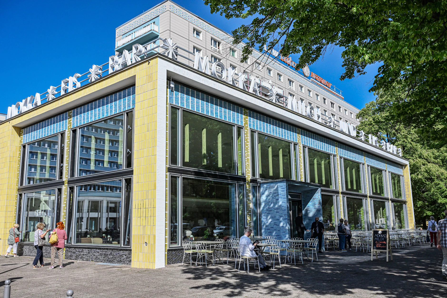 Im Mai wurde in der ehemaligen Mokka-Milch-Eisbar in der Karl-Marx-Allee Neueröffnung gefeiert. Der Laden heißt jetzt allerdings nur noch Mokka-Milch.