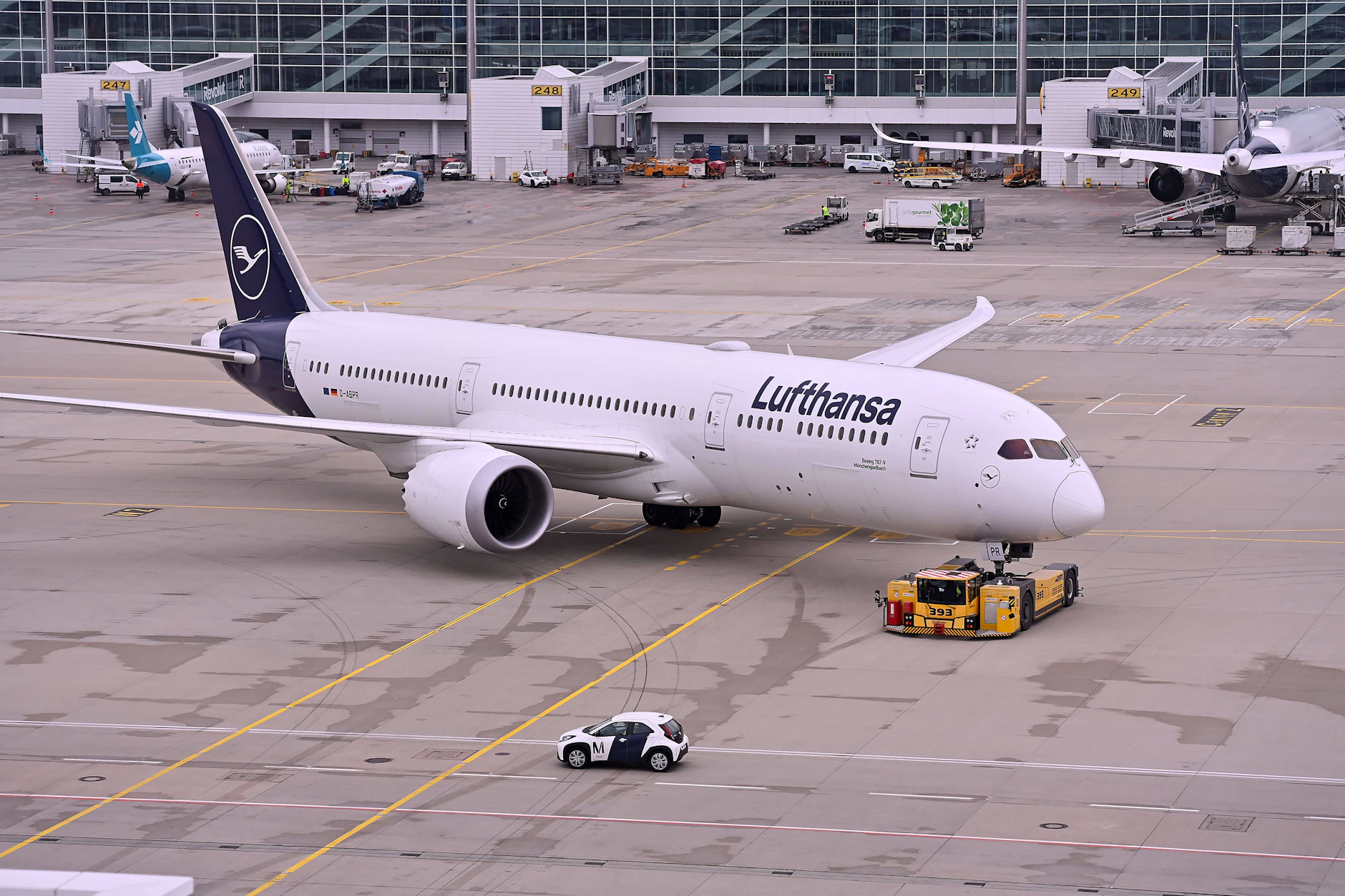 Lufthansa-Piloten verdienen sehr gut – müssen dafür mitunter aber auch einiges in ihre Ausbildung investieren.
