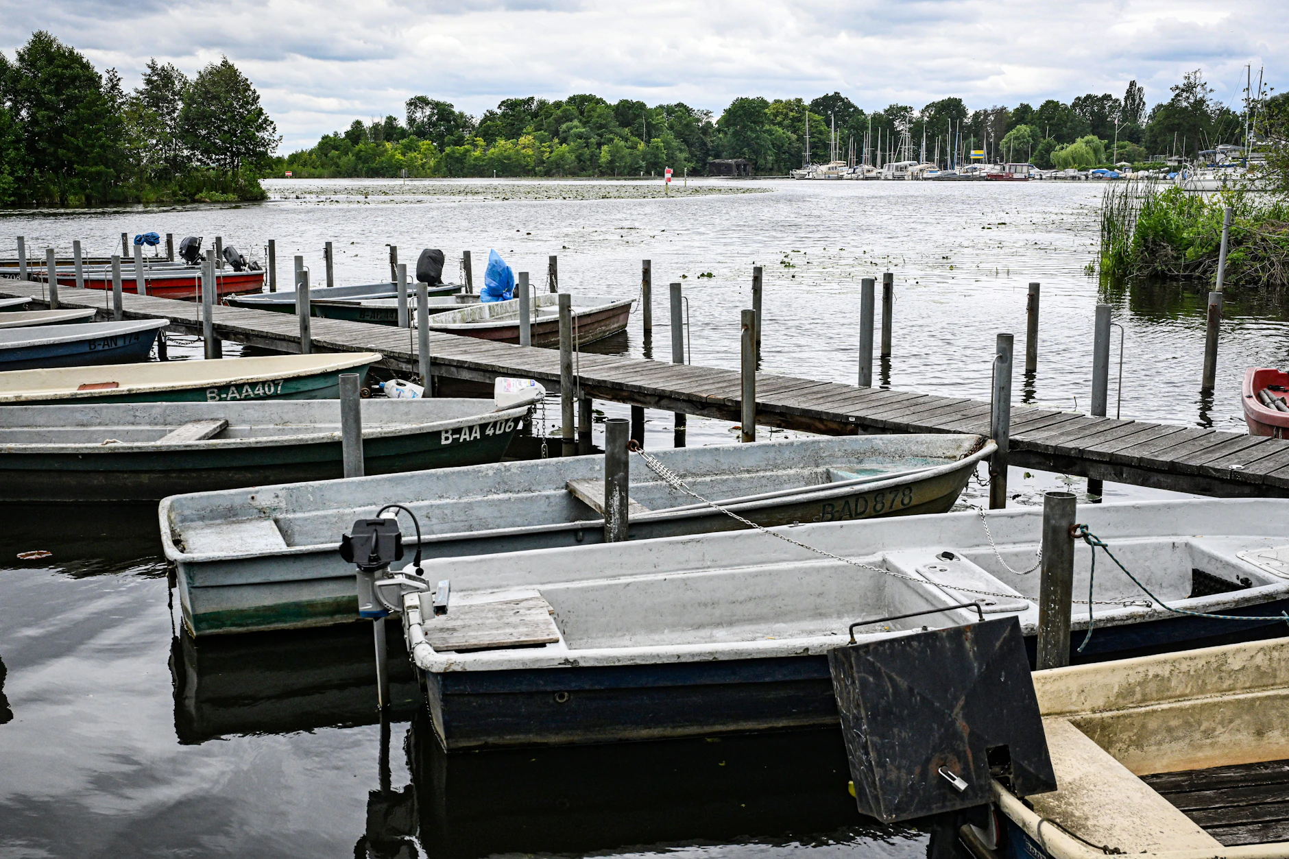 Boote liegen am Steg im Müggelsee: Im Hintergrund die Insel Müggelwerder.