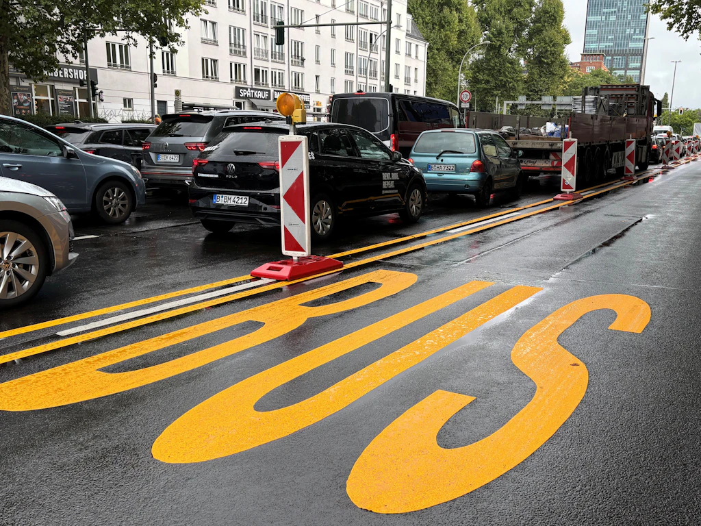 Platz für die BVG: Weil nach der Eröffnung der Autobahn A100 nach Treptow die Busse im Stau stecken blieben, wurde die Busspur in der Elsenstraße im September 2025 Richtung Elsenbrücke verlängert.