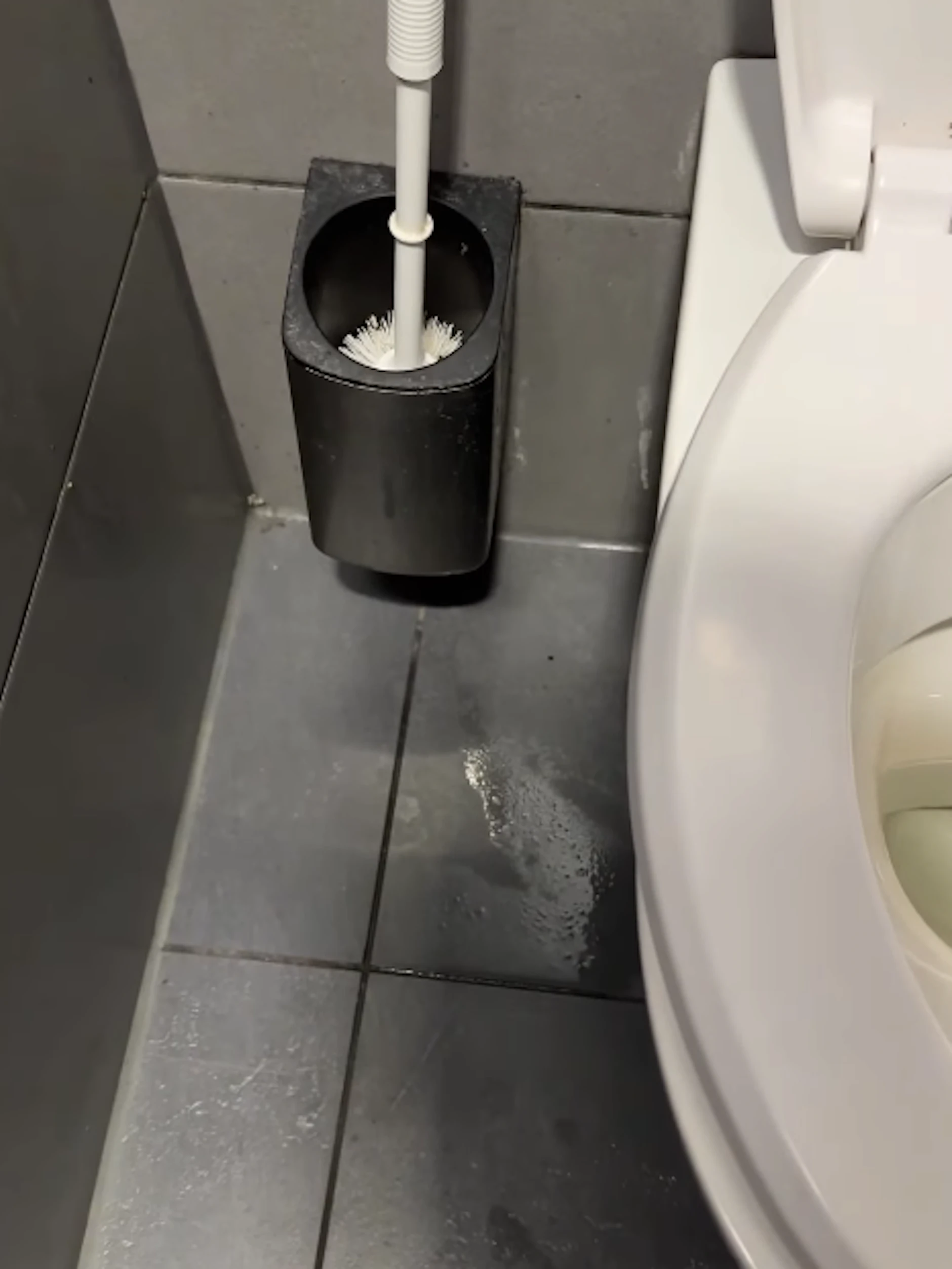 Alles andere als schön: In der Toilettenkabine sind die Böden verdreckt und klebrig. Sauberkeit sieht für den Klo-Tester von „Schüssel der Wahrheit“ anders aus.