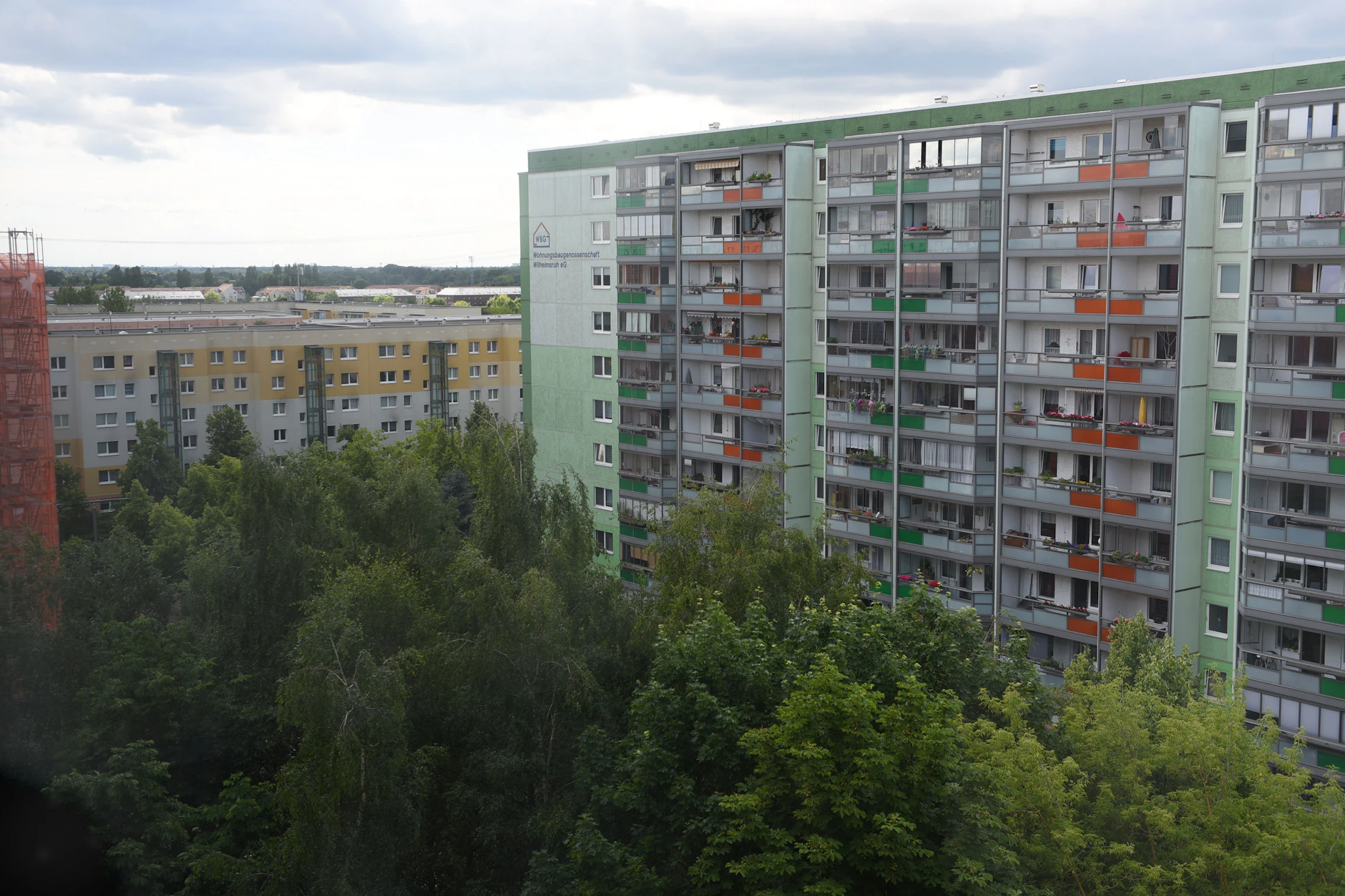 Berlin-Buch ist geprägt von Plattenbauten, einem alten Dorfkern, verschiedenen Krankenhaus-Ansiedlungen und dem Schlosspark. Man ist schnell im Grünen, viele Areale sind unbebaut.