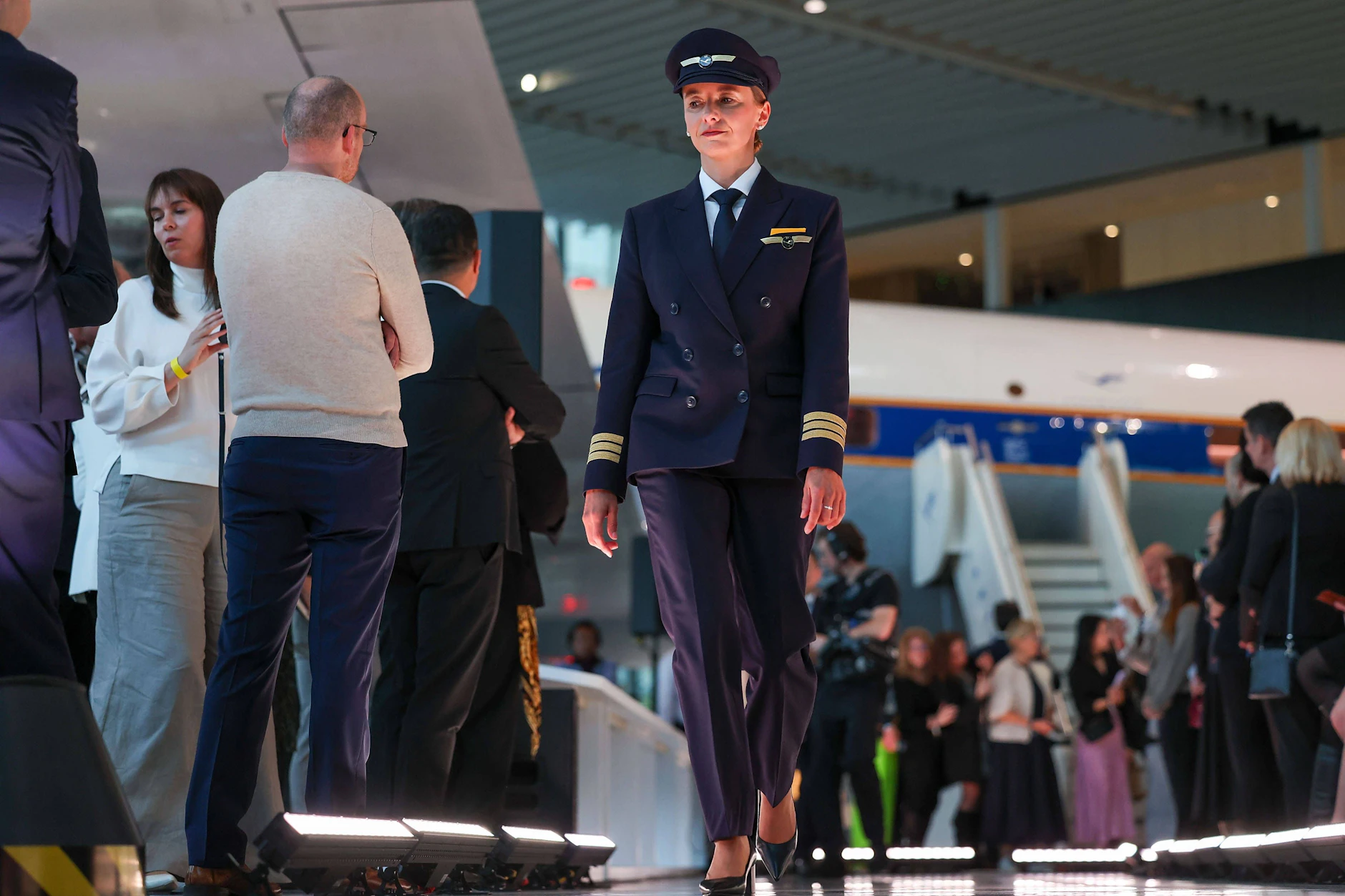 Lufthansa-Pilotin am Flughafen. Der Konzern findet, die Flieger wollen zu viel.