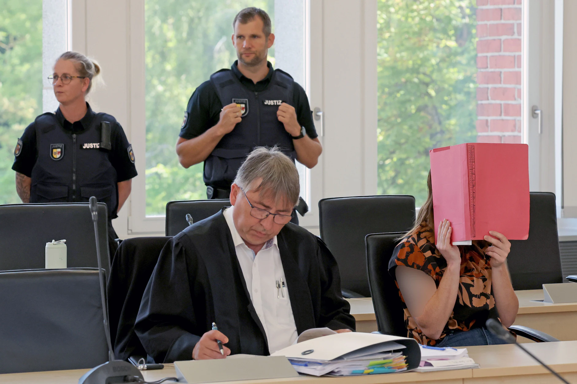 Die Angeklagte Gina H. mit ihren Anwälten vor Gericht. Sie wird verdächtigt, den kleinen Fabian aus Güstrow getötet zu haben.