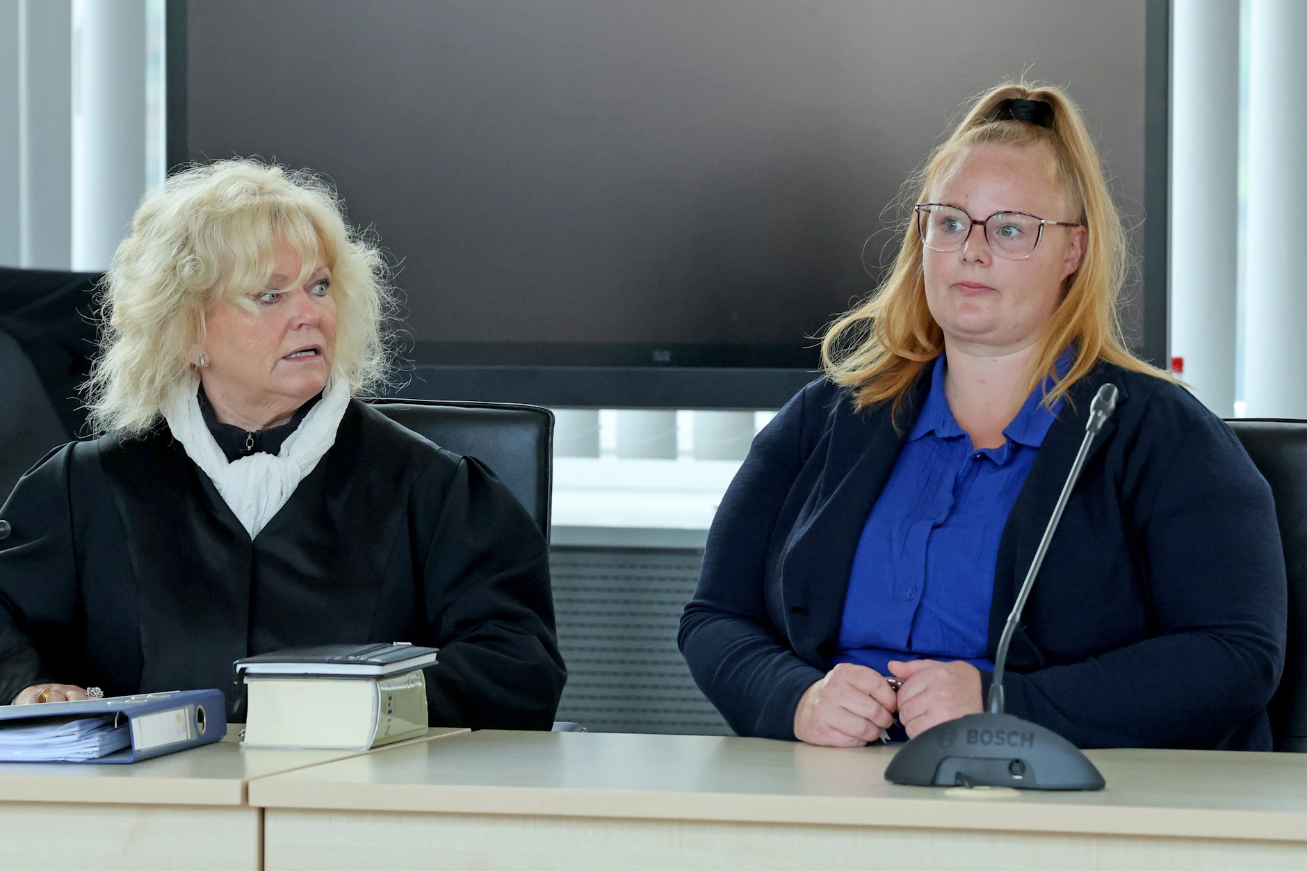 Fabians Mutter Dorina L. mit ihrer Anwältin Christine Habetha vor Gericht. Sie nahm am Freitag wieder an der Verhandlung teil, verließ aber den Saal, als Bilder von Fabians Leiche gezeigt wurden.