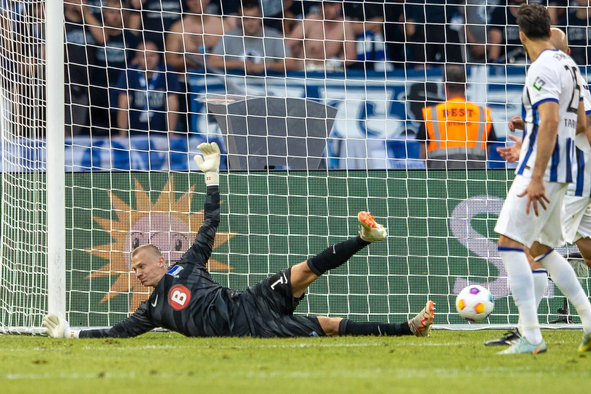 Oliver Christensen stand noch zum Zweitliga-Start 2023 im Hertha-Tor. Dann wechselte er zum AC Florenz.