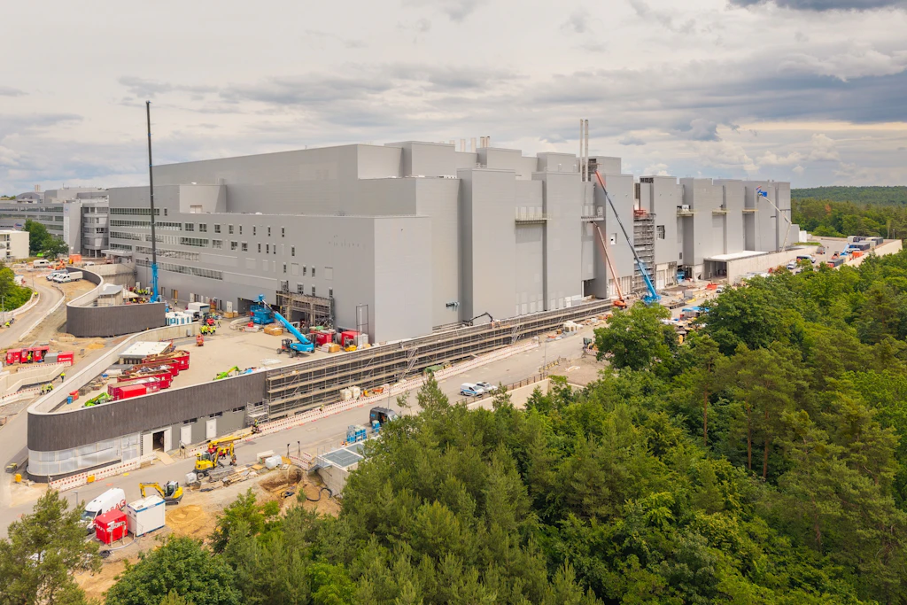 Die neue Chipfabrik von Infineon geht drei Monate früher in Betrieb.