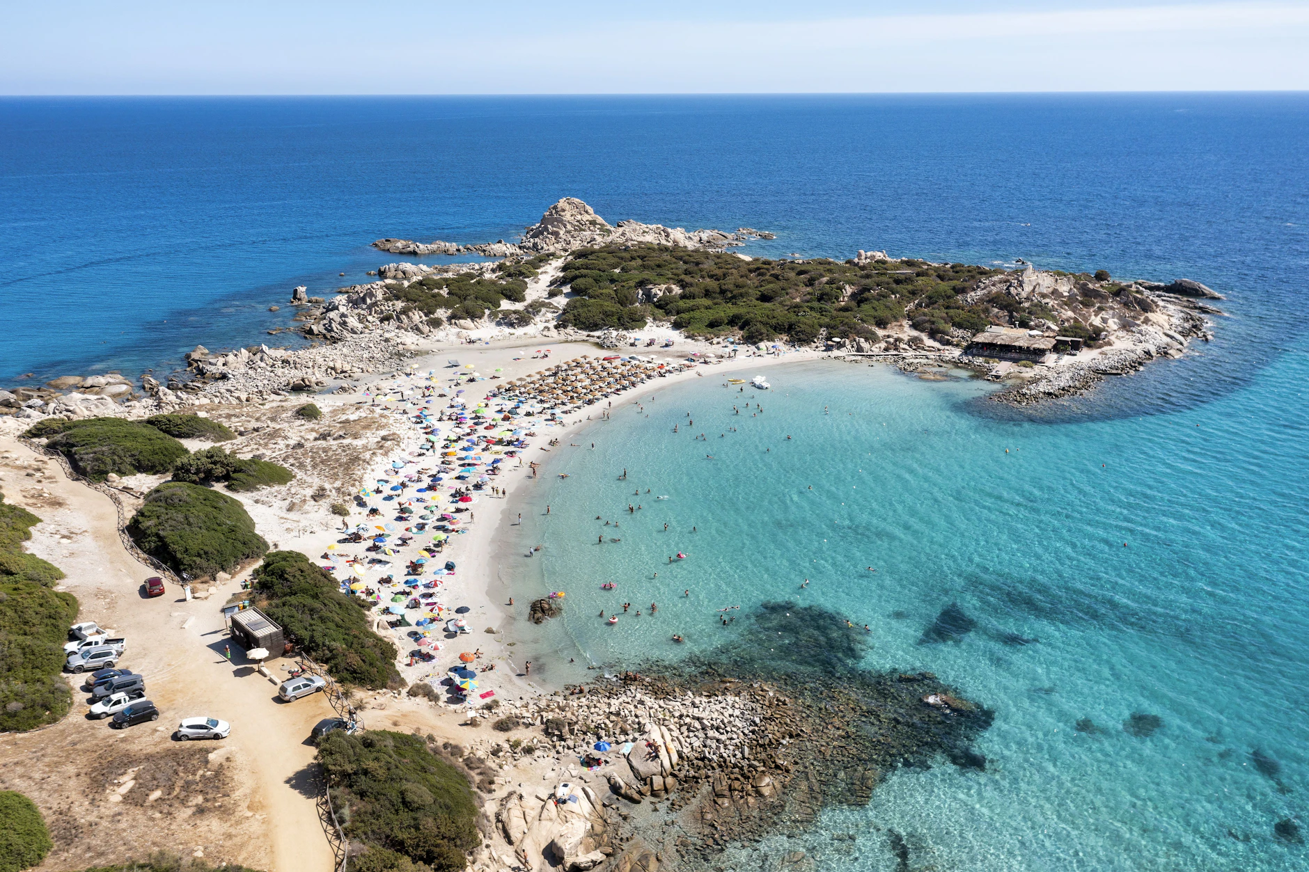 Luftaufnahme des Strandes von Punta Molentis auf der italienischen Insel Sardinien im Jahr 2022.