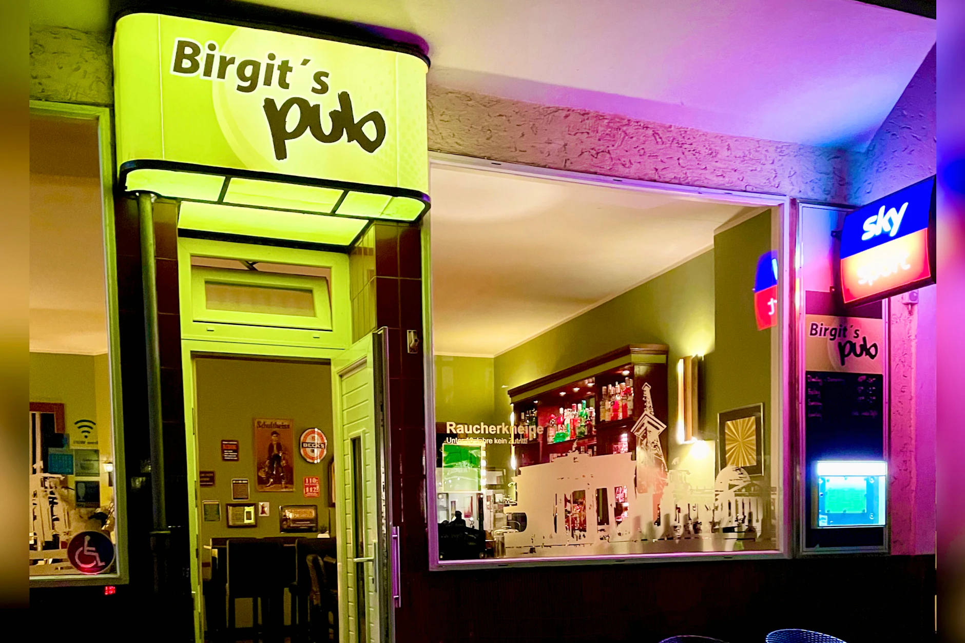 In Birgit's Pub werden alle Spiele bis 24 Uhr übertragen. Auch dort können Fans die WM genießen.