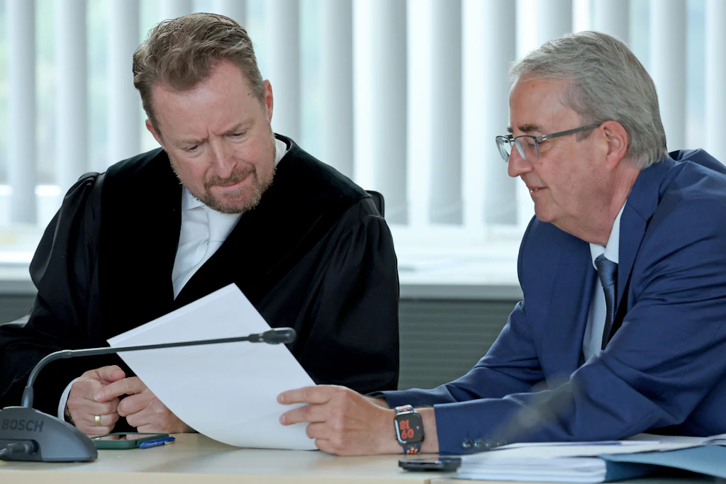 Oberstaatsanwalt Harald Nowack (l.) und Sachverständiger Peter Keiper, im Saal des Landgerichts in Rostock vor der Fortsetzung des Mordprozesses im Fall Fabian.