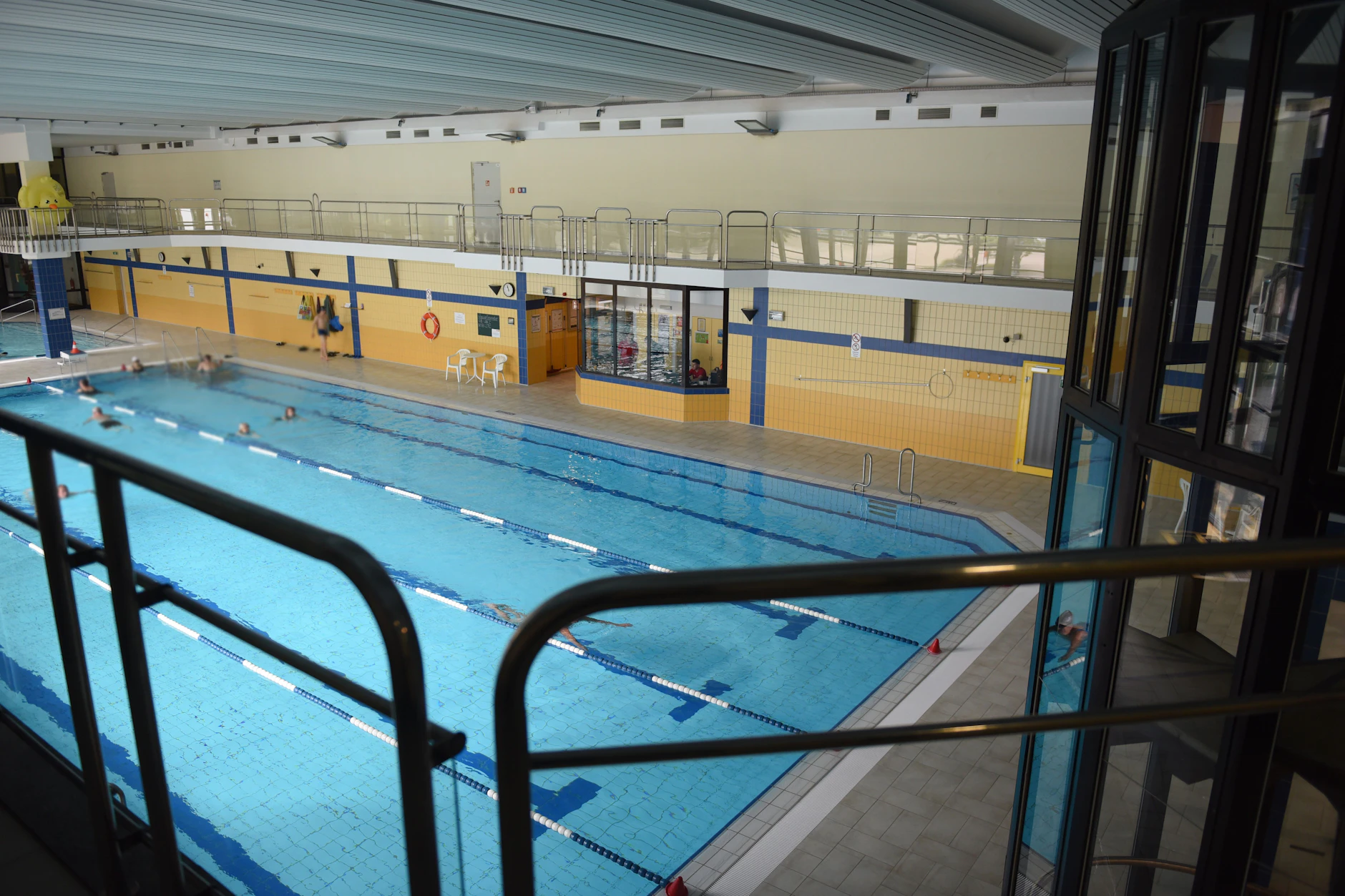 Eine Schwimmhalle, Kegelbahn und eine Turnhalle laden zum Bewegen ein.