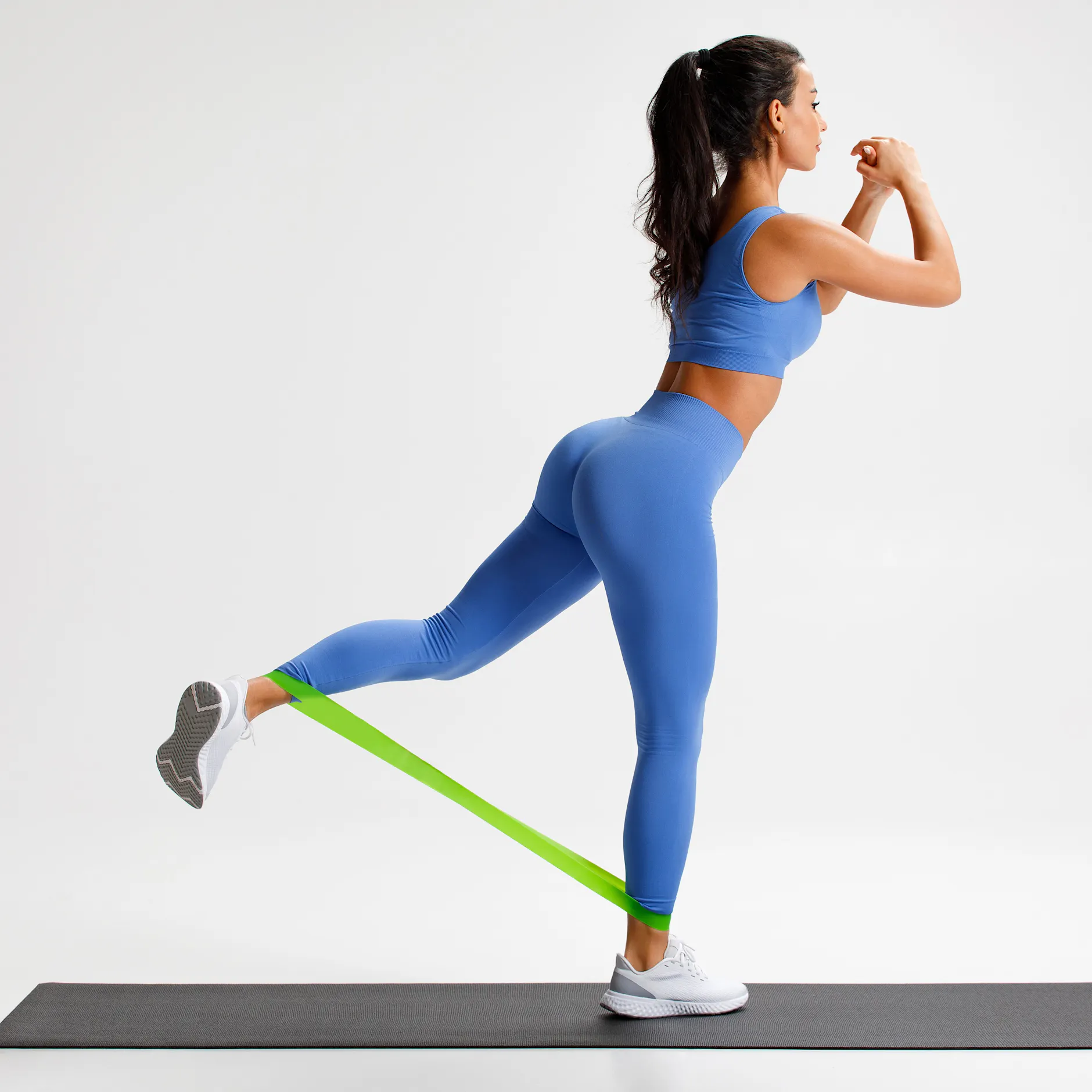 Einfaches Po-Workout: 4 effektive Übungen im Stehen für einen straffen Hintern