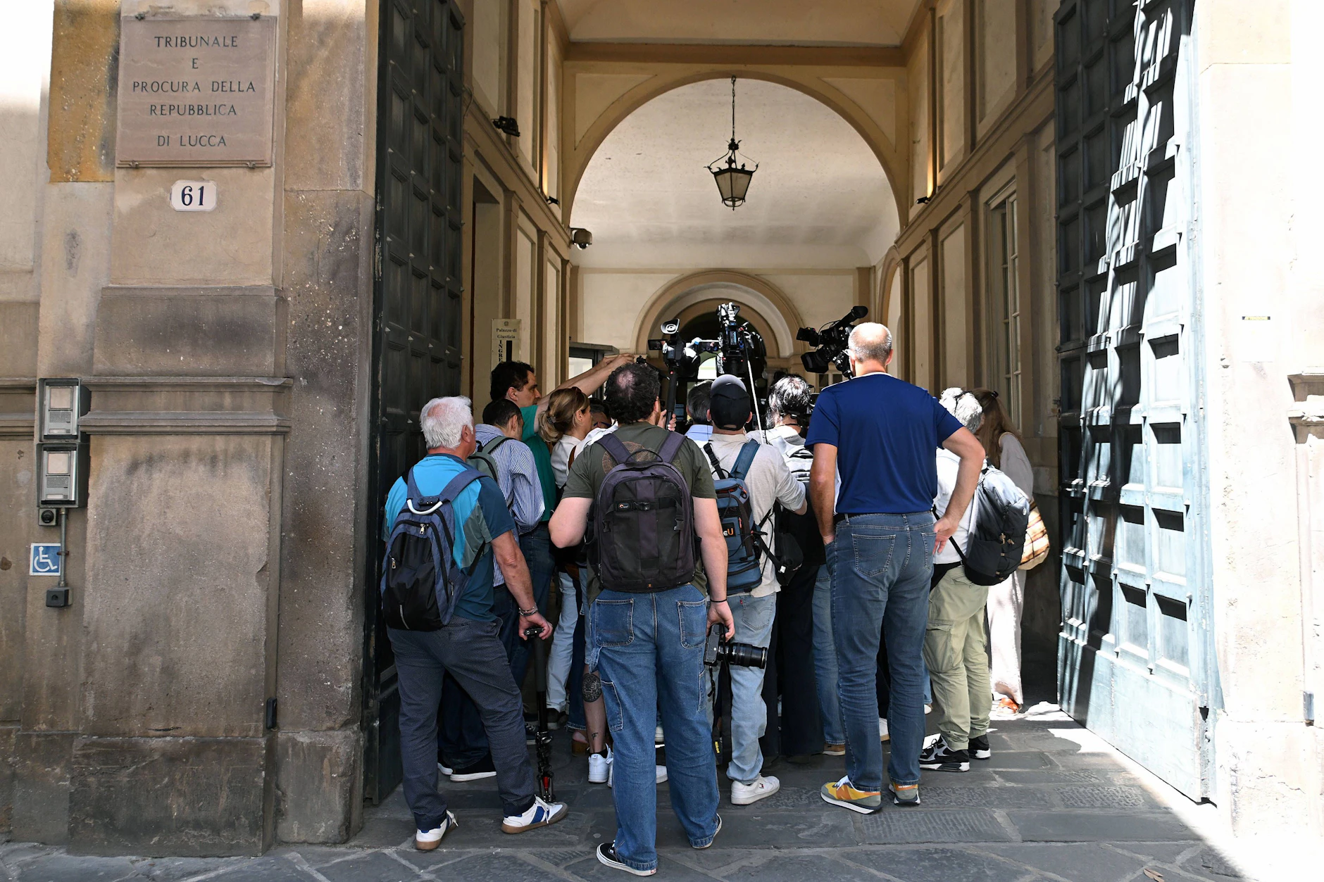 Großer Andrang auch von Medien vor dem Gerich in Lucca bei der Urteilsverkündung am 11. Juni 2026 gegen Cinzia Dal Pino.