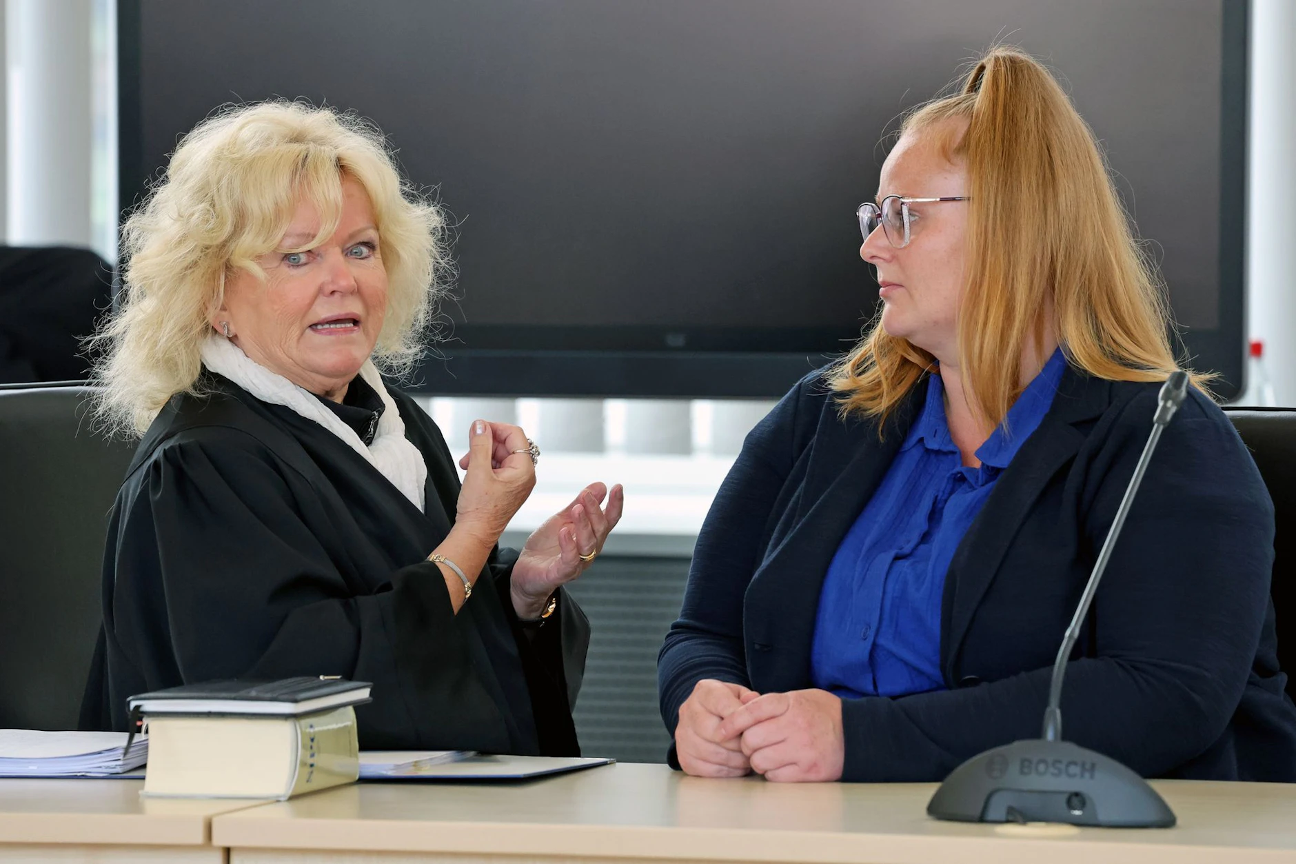 Fabians Mama Dorina L. mit ihrer Anwältin Christine Habetha vor Gericht. Die Mutter des getöteten Jungen tritt als Nebenklägerin im Prozess auf.