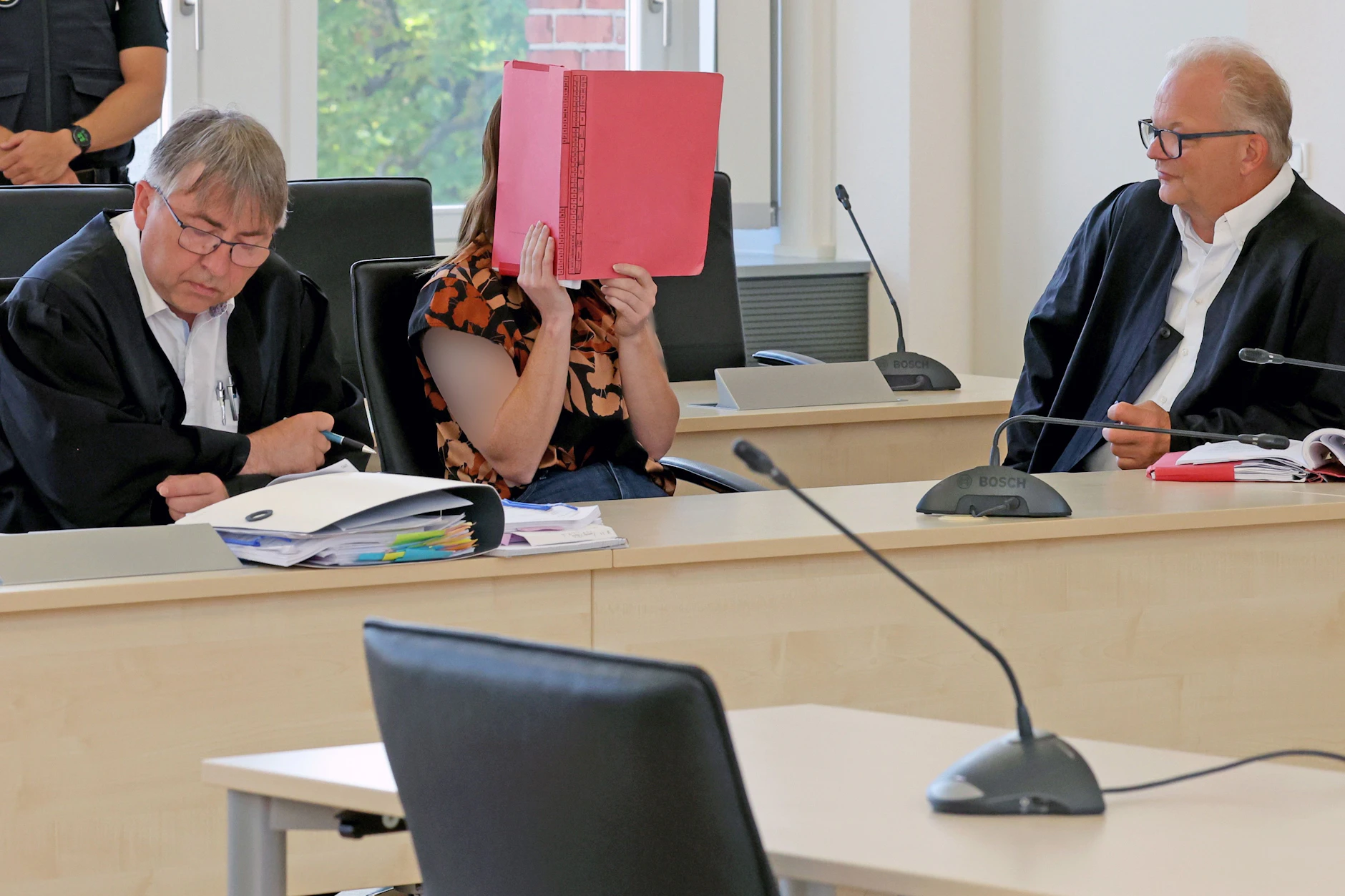 Die Angeklagte Gina H. mit ihren Anwälten vor Gericht. Sie wird beschuldigt, den kleinen Fabian aus Güstrow an einem Tümpel bei Klein Upahl getötet zu haben.