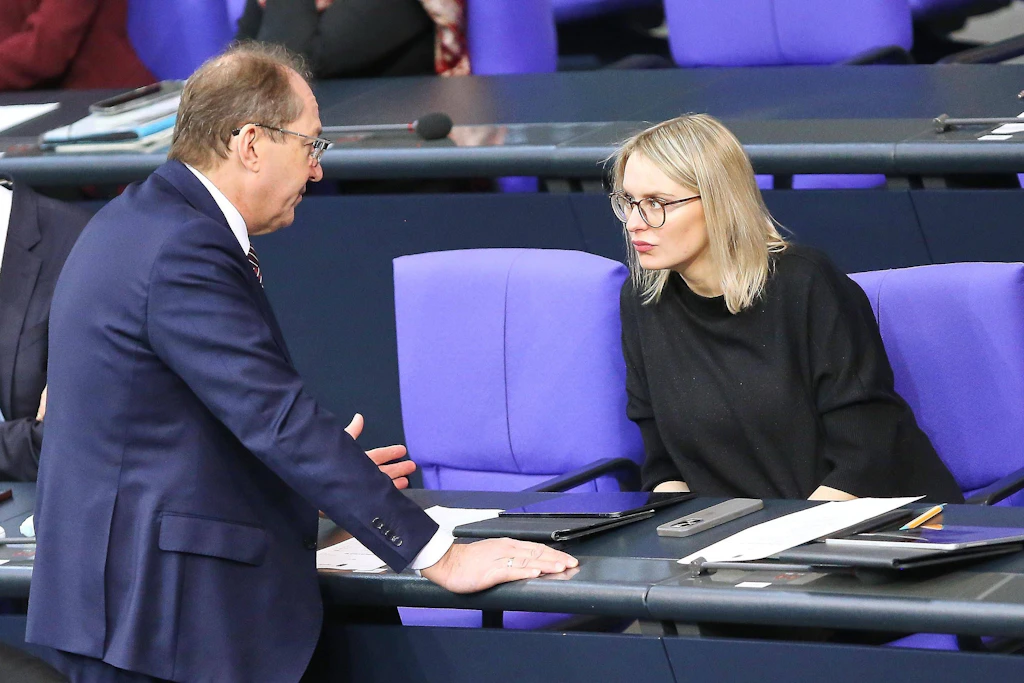 Bundesminister des Innern, Alexander Dobrindt, und Staatsministerin Natalie Pawlik, die Beauftragte der Bundesregierung für Migration, Flüchtlinge und Integration