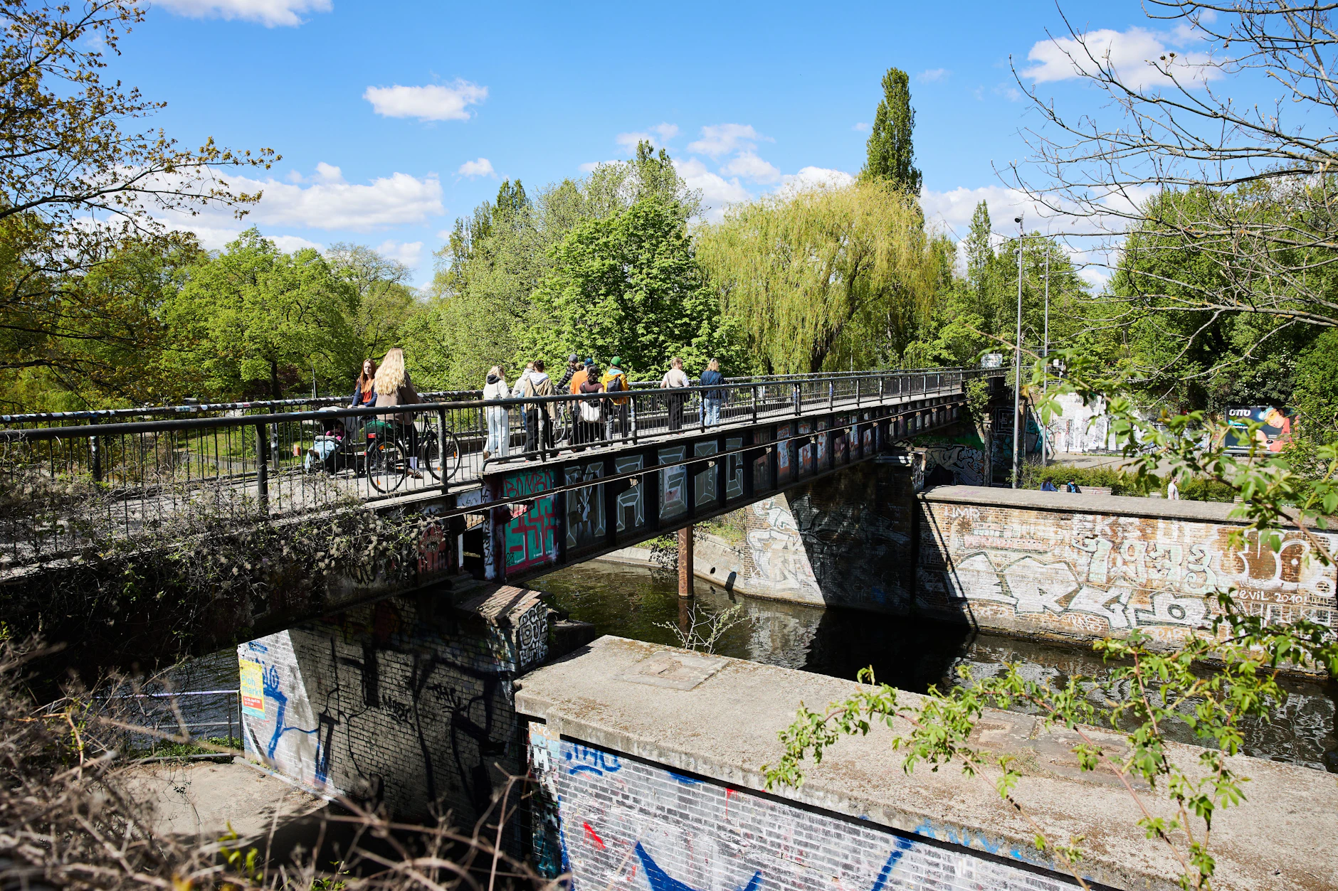 Eine der Görlitzer Brücken führt über den Landwehrkanal.