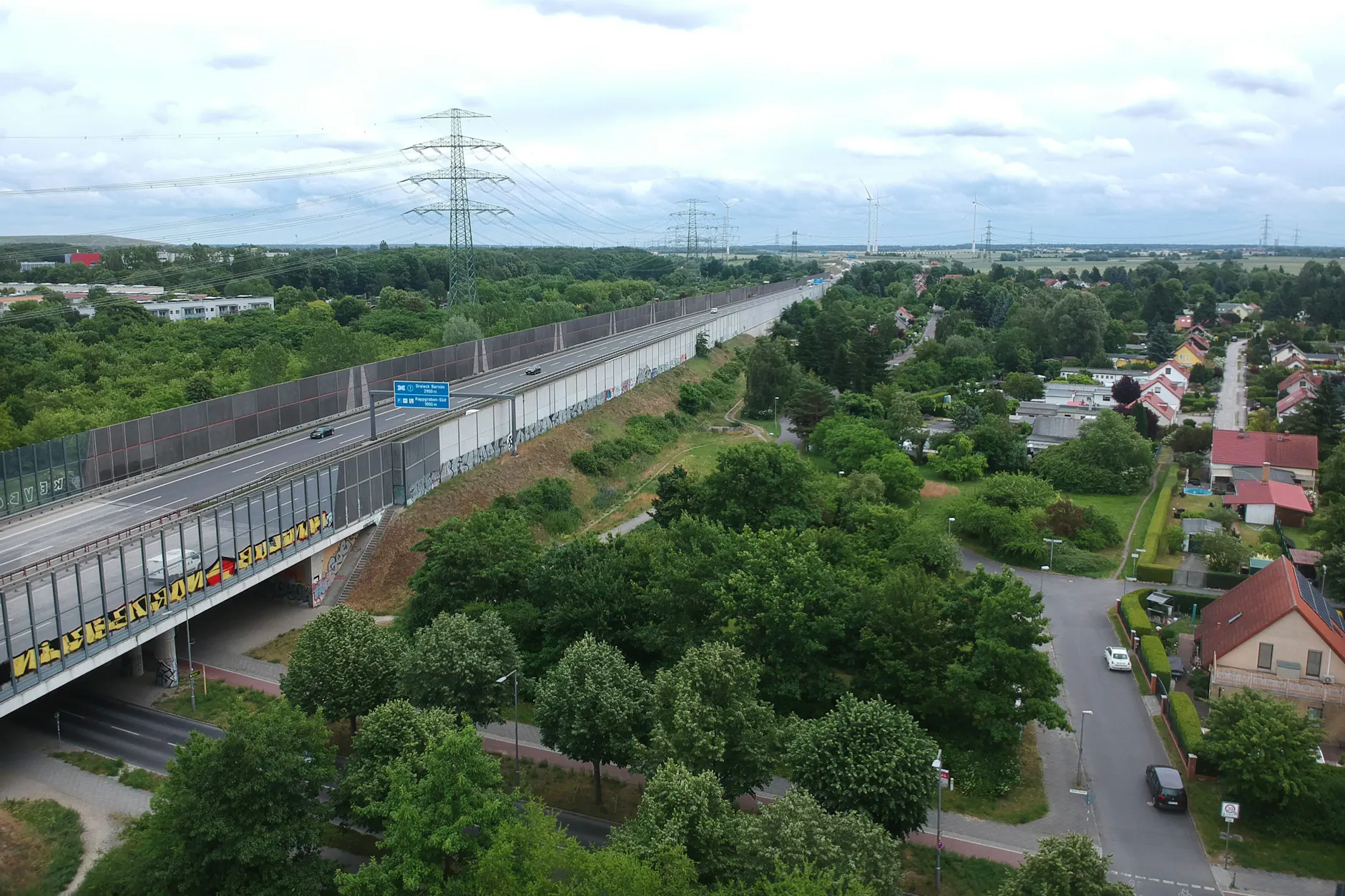 Die B10 läuft durch den nördlichsten Teil von Pankow und trennt Buch und Karow voneinander.