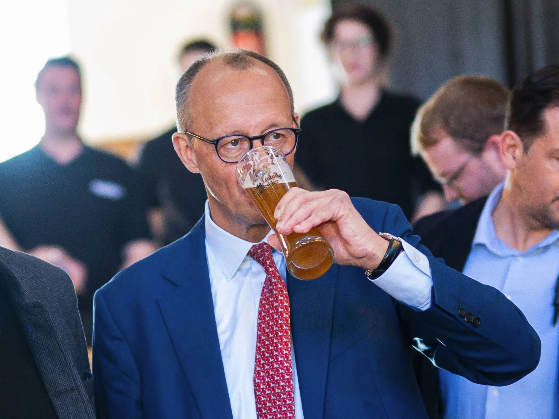 Bundeskanzler Friedrich Merz trinkt auch gern mal ein Bier. Hat er ein Herz für Fußballfans?