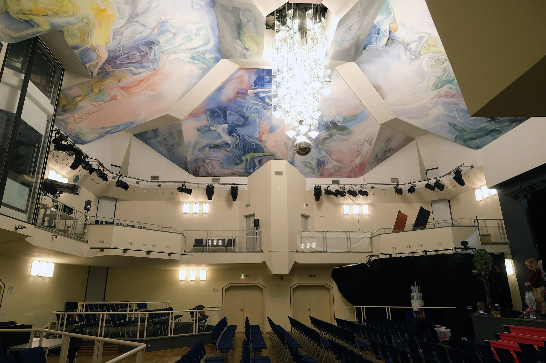 Im großen Arndt-Bause-Saal finden regelmäßig Konzerte und Theatervorstellungen statt.