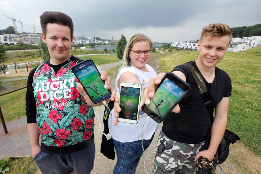 Pokémon-Go-Spieler zeigen ihre Smartphones. Freiwillige Aufnahmen aus dem Spiel halfen später beim Training eines KI-Modells zur Orientierung in der realen Welt.