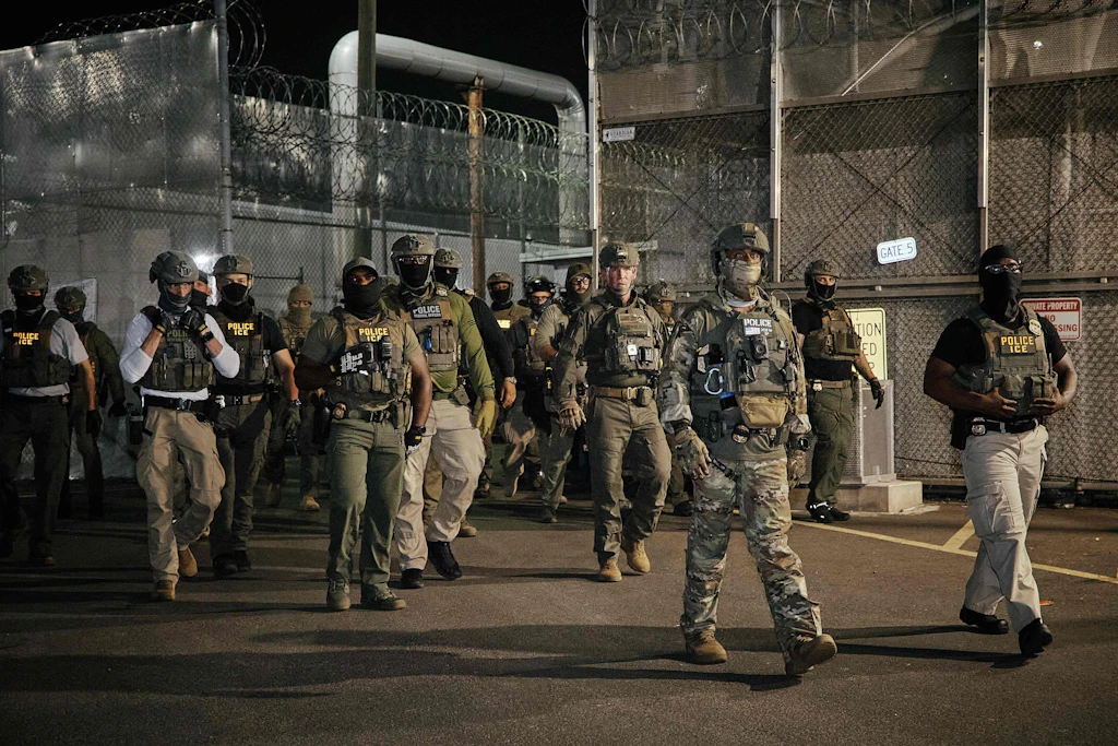 ICE räumt Protest vor Haftzentrum in Newark, Mitte Juni.