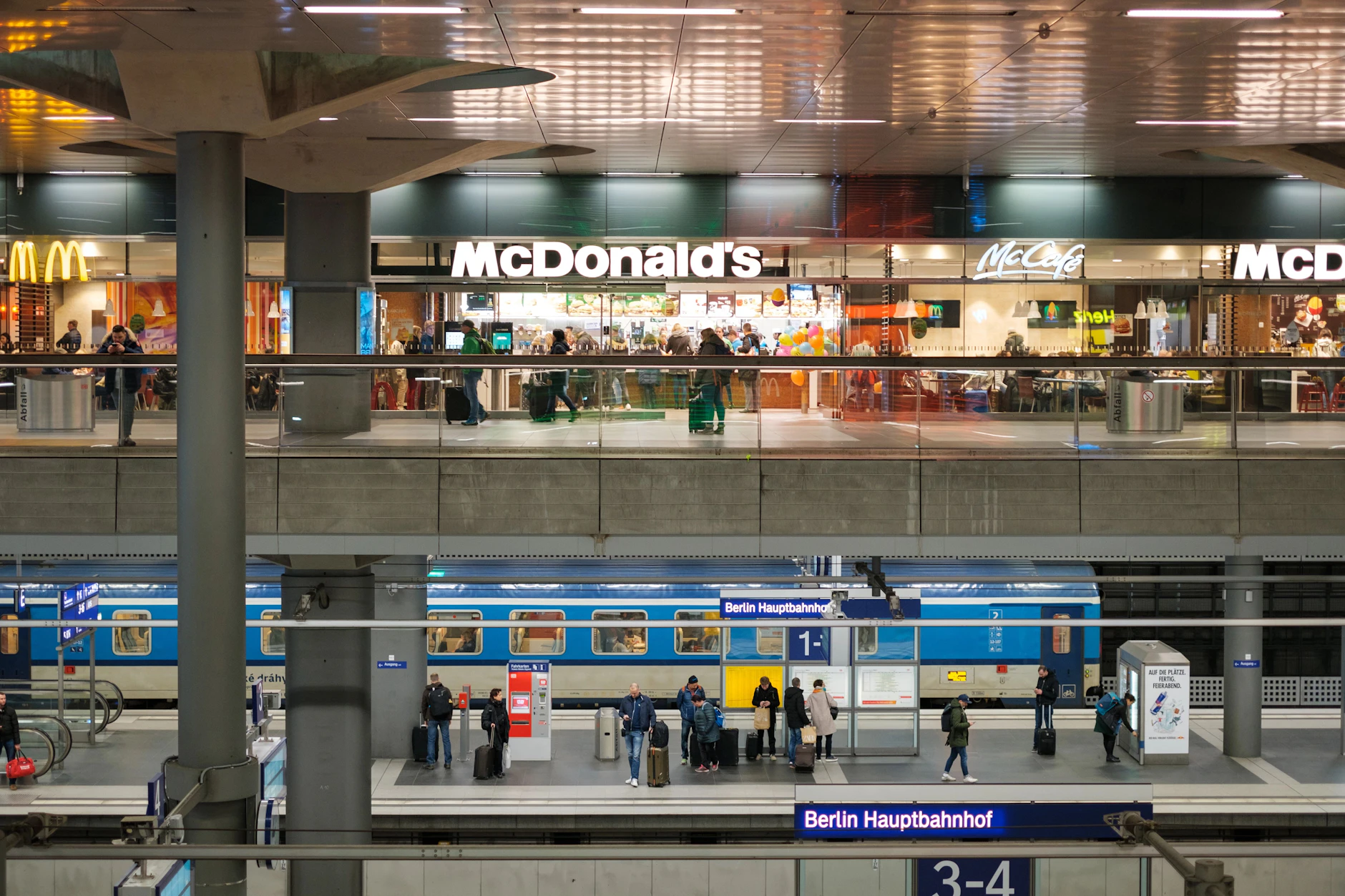 Die Filiale von McDonald's am Hauptbahnhof in Berlin wird täglich von unzähligen Menschen besucht. Das Klo sollte trotzdem sauber sein.