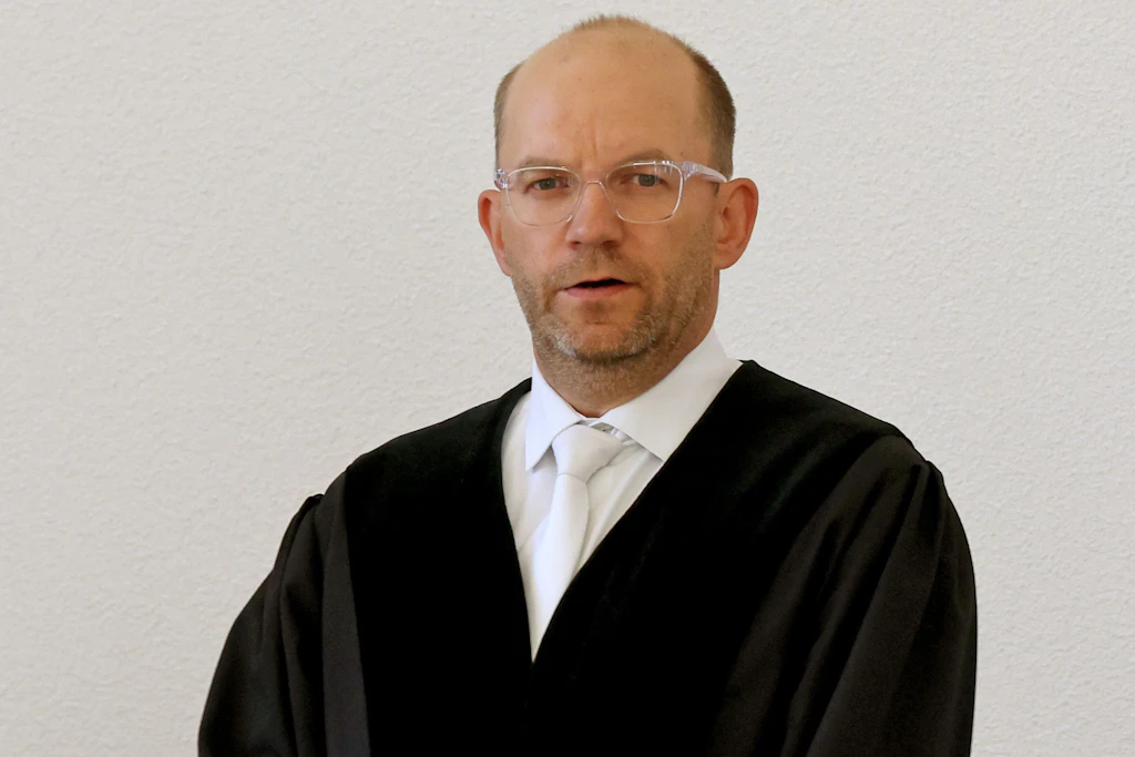 Holger Schütt, Richter, im Saal des Landgerichts vor der Fortsetzung des Mordprozesses im Fall Fabian. Der Angeklagten wird vorgeworfen, am 10.10.2025 heimtückisch und aus sonst niedrigen Beweggründen den zur Tatzeit achtjährigen Fabian aus Güstrow getötet zu haben.