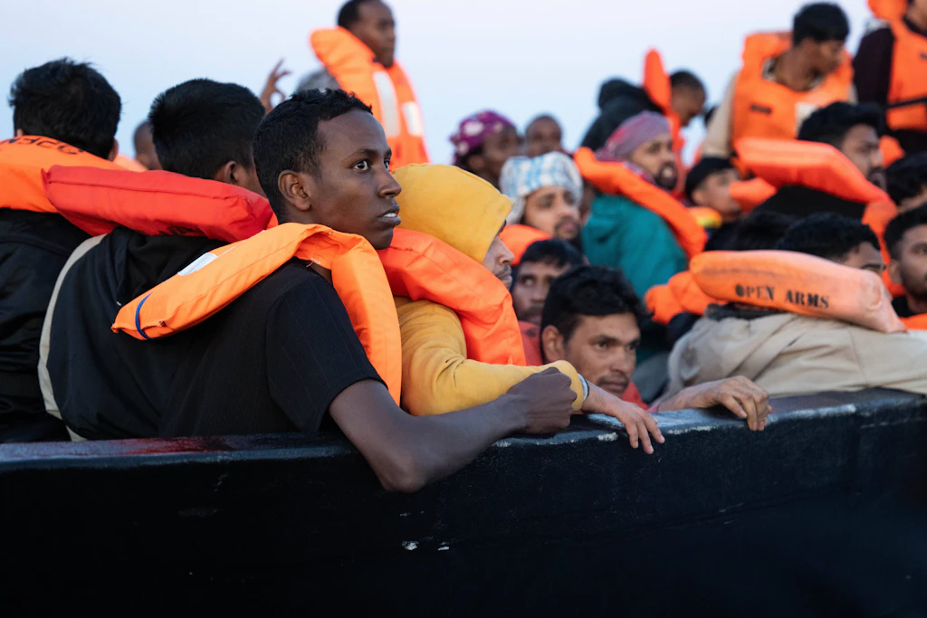 Flüchtlingsboot im Mittelmeer mit Menschen aus Sudan, Eritrea, Bangladesch and Somalia