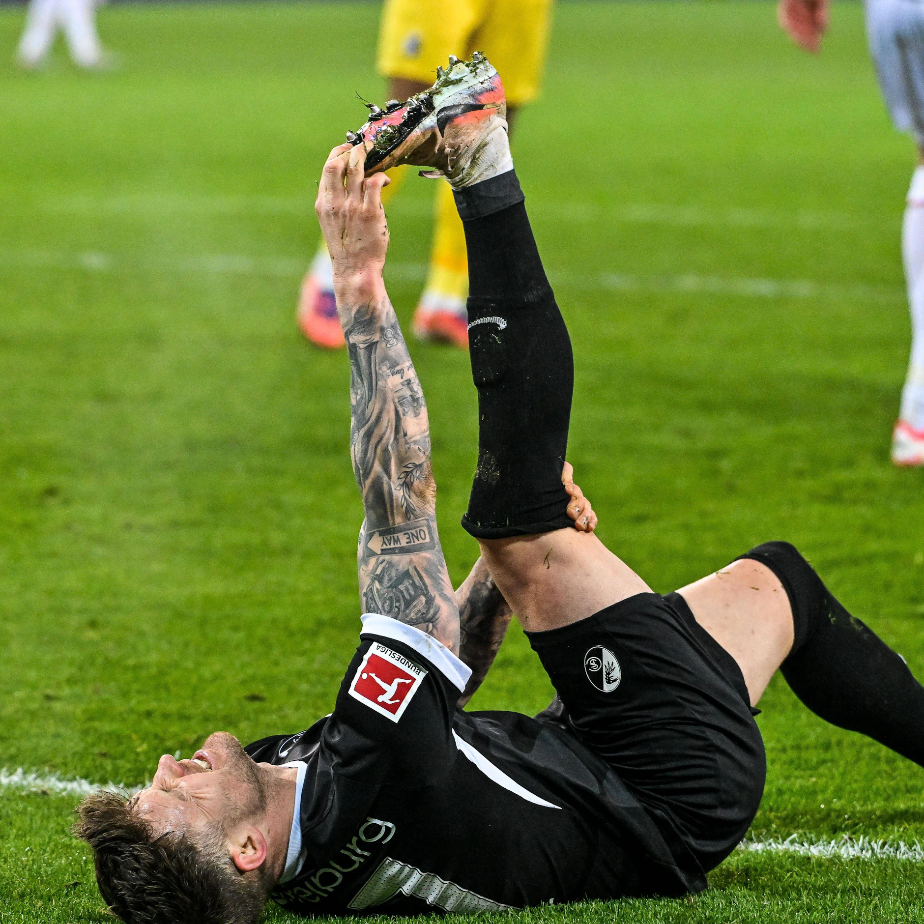 Fuß festhalten, Bein strecken, bis man ein Ziehen in der Wade spürt. So wie Fußballprofi Lukas Kübler auf dem Platz wird man Wadenkrämpfe los.