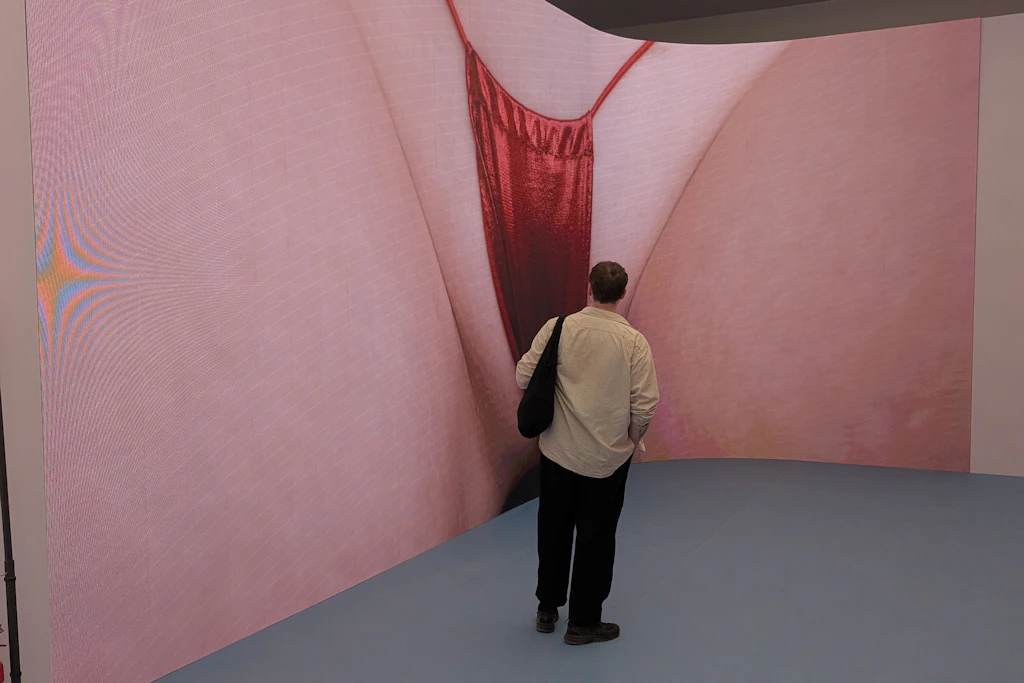 Im dänischen Pavillon: ein Besucher vor Maja Malou Lyses wandhoher Bildwelt „Things to Come“ mit rotem Slip